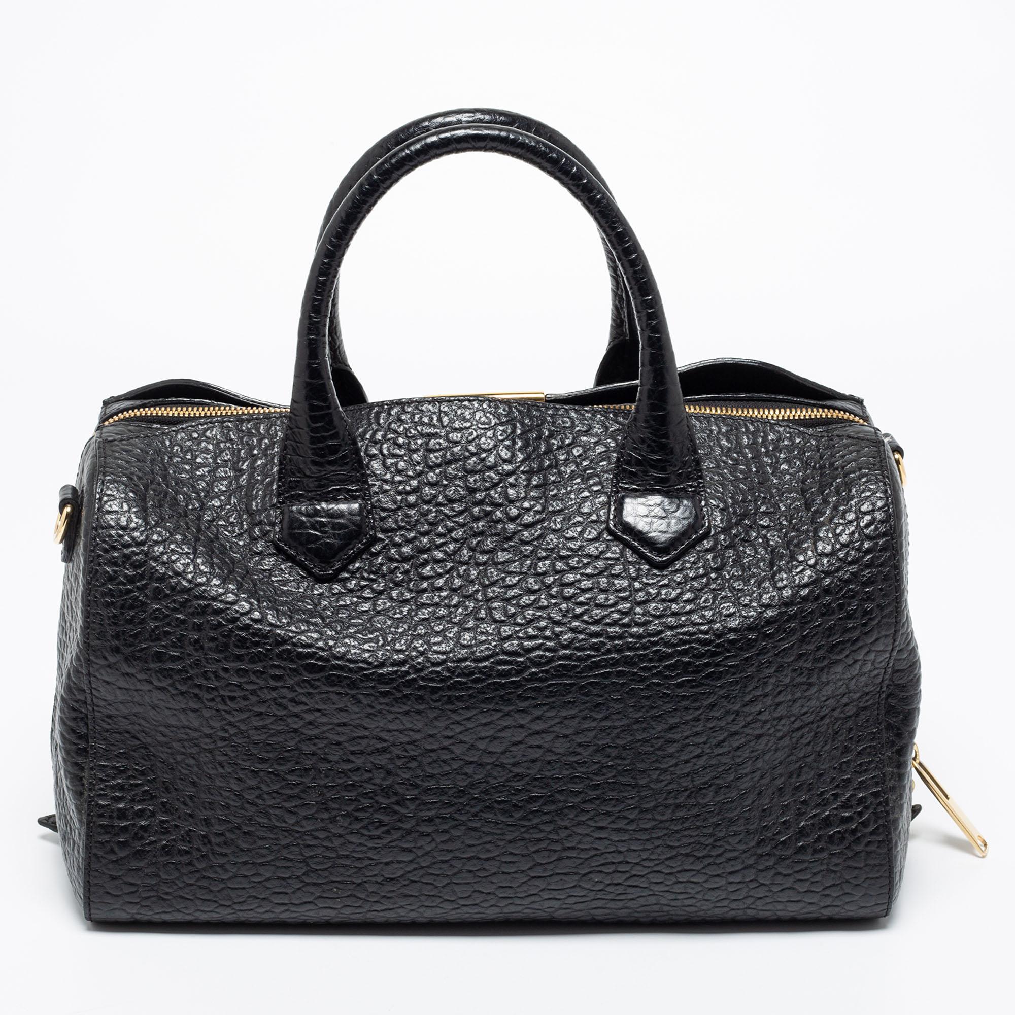 A truly elegant piece to add to your collection, this Boston bag by Burberry comes crafted from black pebbled leather and features a zip closure, handles, and a spacious interior to house your essentials. This bag is a creation for all occasions.

