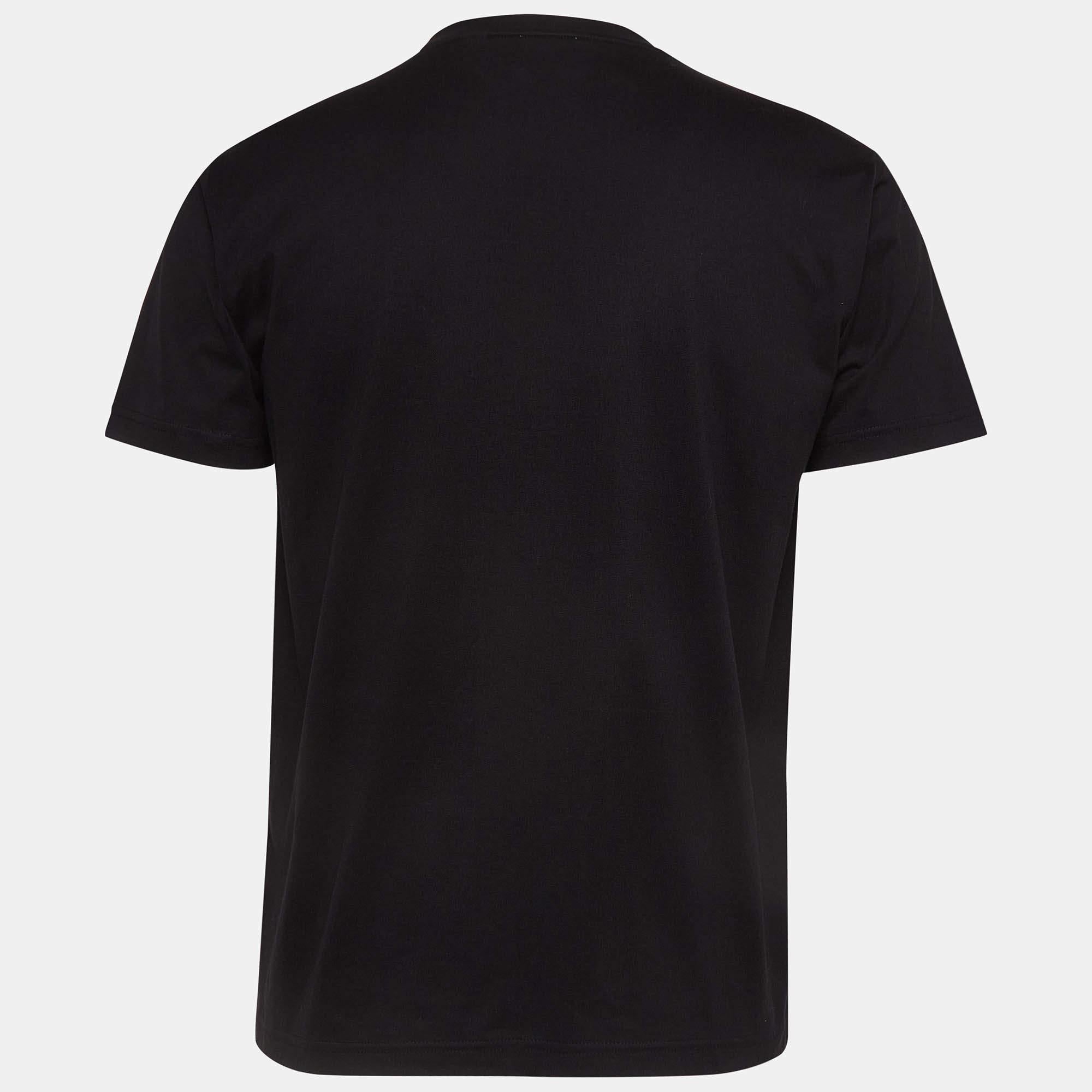 Une combinaison parfaite de confort, de luxe et de style, ce t-shirt de créateur est une pièce incontournable. Fabriquée à partir de matériaux de qualité, la création peut être stylisée avec un pantalon en jean et des baskets pour un look cool.