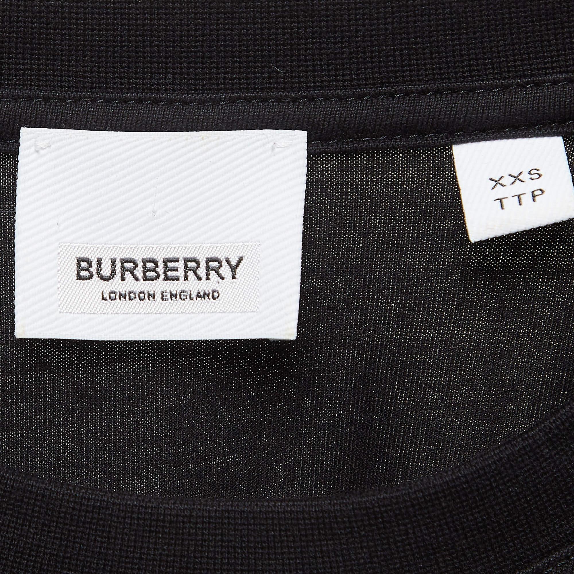 Burberry Tshirt à col ras du cou en coton imprimé noir XXS Excellent état - En vente à Dubai, Al Qouz 2