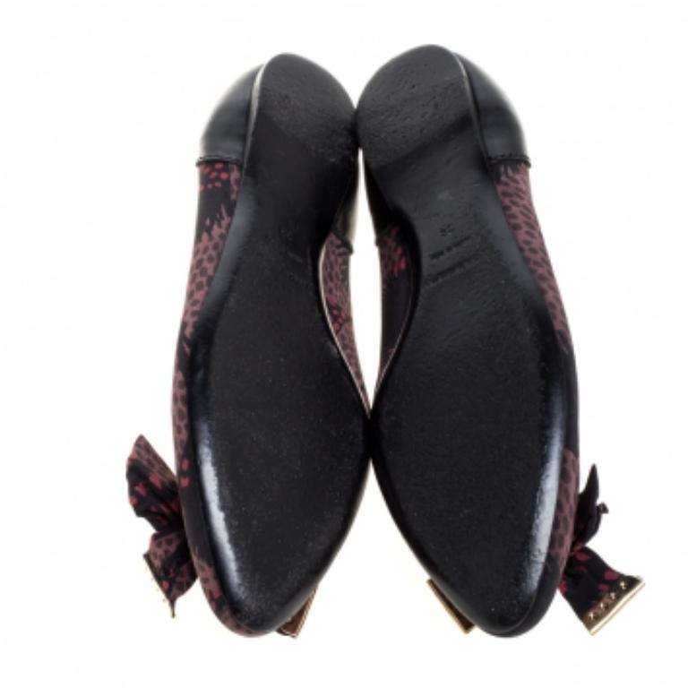 Das Haus Burberry bringt Ihnen diese beeindruckenden Flats, die jedes Outfit ergänzen. Diese flachen Satinschuhe sorgen den ganzen Tag für ein angenehmes Gefühl an den Füßen. Sie haben eine Schleife an der Ferse und eine runde Schuhspitze.