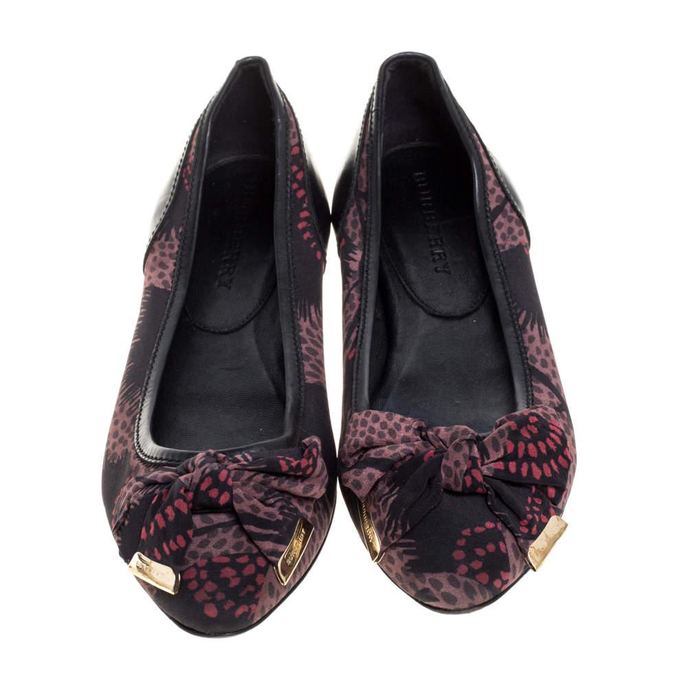 Burberry Black Printed Satin Bow Ballet Flats Size 38 In Good Condition In Dubai, Al Qouz 2