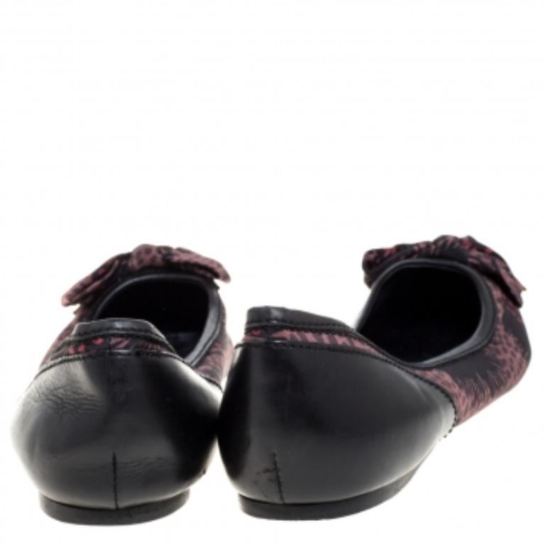 Burberry Schwarze bedruckte Ballettschuhe aus Satin mit Schleife Größe 38 im Zustand „Relativ gut“ im Angebot in Dubai, Al Qouz 2