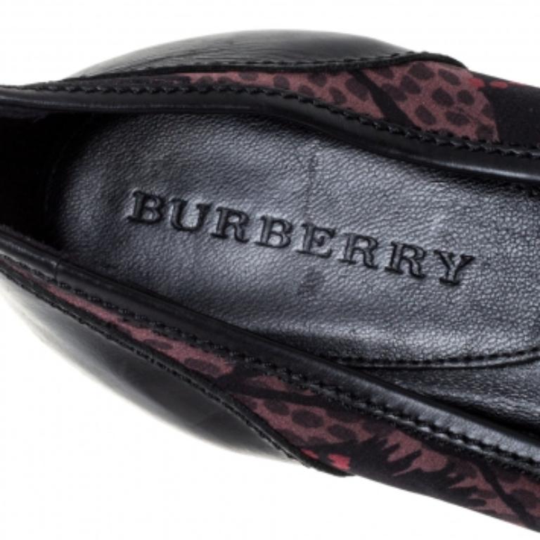 Burberry Schwarze bedruckte Ballettschuhe aus Satin mit Schleife Größe 38 im Angebot 1