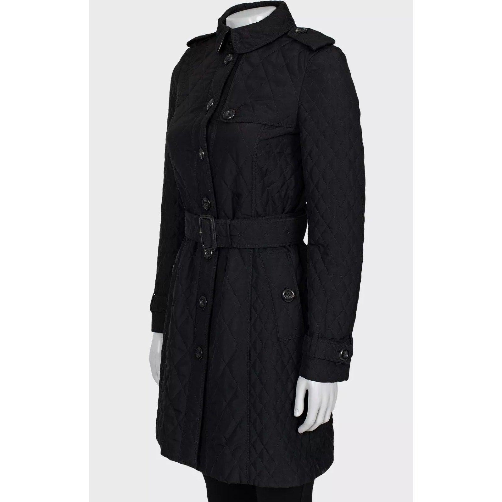 ¡Sal a la calle con estilo con este sofisticado abrigo acolchado negro de Burberry! Este elegante abrigo está confeccionado en poliéster de alta calidad con un cómodo forro de cupro y relleno acolchado, perfecto para proporcionar calor y estilo en