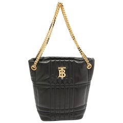 Burberry Schwarze gesteppte Karo-Ledertasche Small Lola Bucket Bag