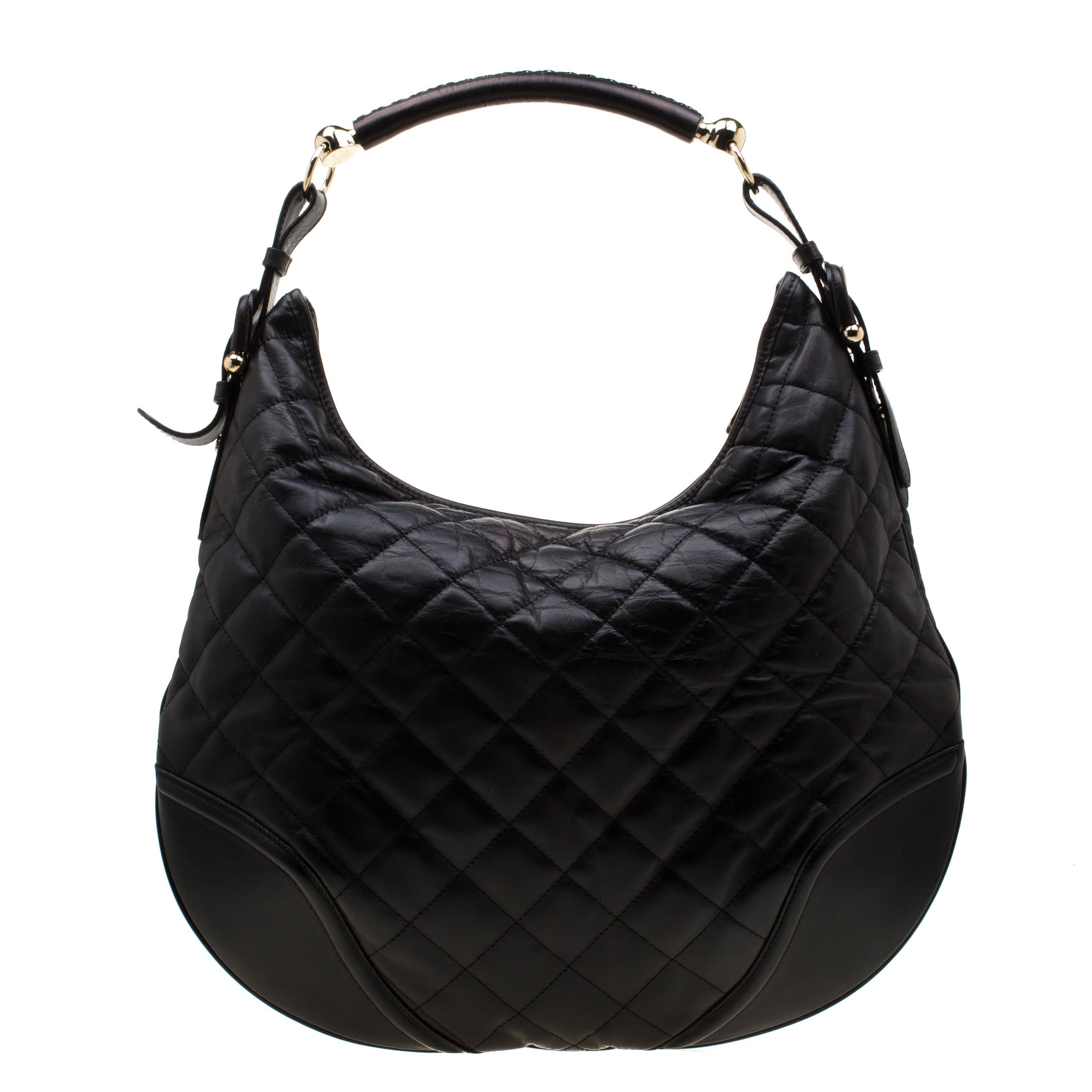 This Burberry Hoxton hobo will make a splendid addition to your closet. Crafted from quilted leather, it features a single handle and gold-tone hardware. The zip closure opens into a fabric-lined spacious enough to store your daily