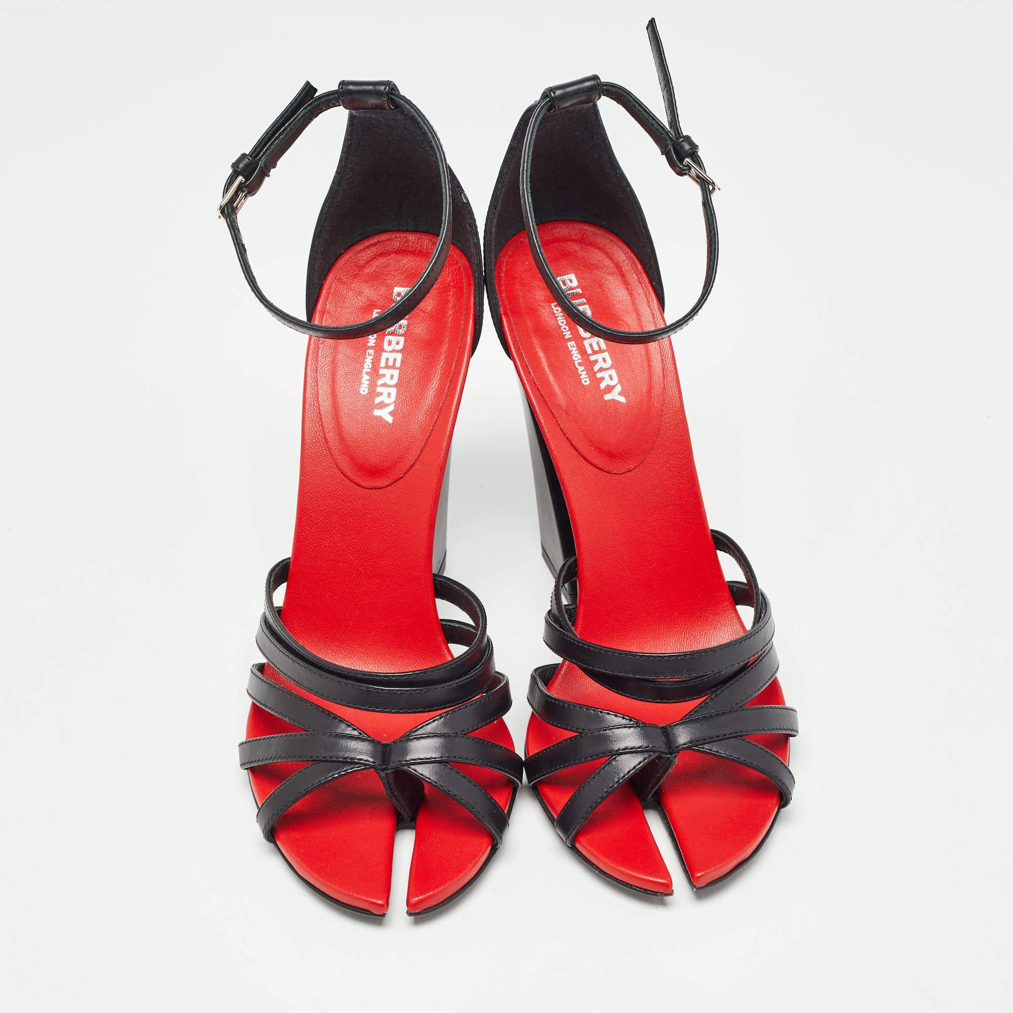 Burberry Schwarz/Rote Leder Hove Heel-Sandalen mit Knöchelriemen Größe 36 im Zustand „Neu“ im Angebot in Dubai, Al Qouz 2