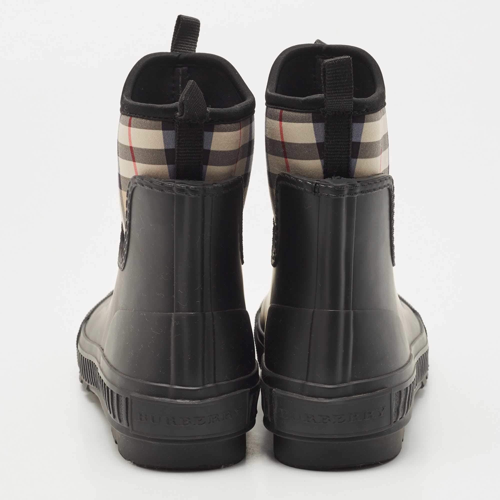 Burberry Black Rubber and Vintage Check Neoprene Rain Boots Size 37 In New Condition In Dubai, Al Qouz 2