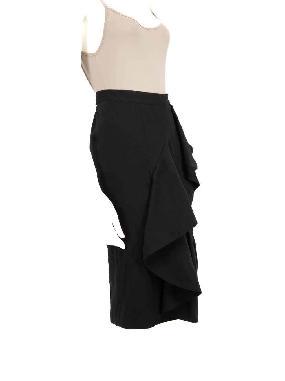 CONDITION is Very good. Minimal wear to the skirt is evident, the coating on the head of the zipper has slightly striped on this used Burberry designer resale item.

Details


Black

Viscose

Skirt

Knee Length 

Ruffle trim

Back zipper