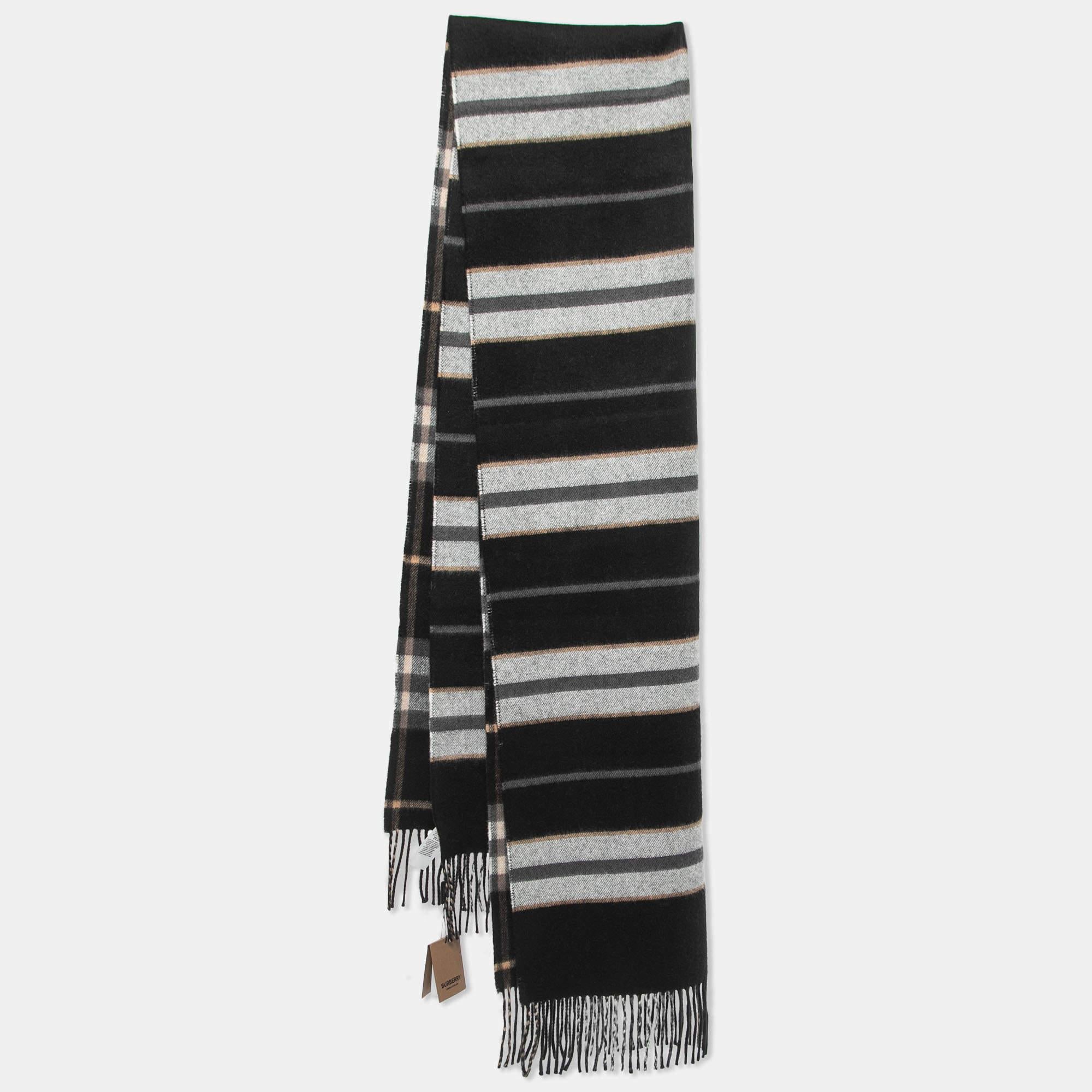 Classy and stylish are some words that come to our minds when we have a look at the scarf. The label brings you this versatile creation made from luxurious materials that you style with many outfits.

Includes: Price Tag