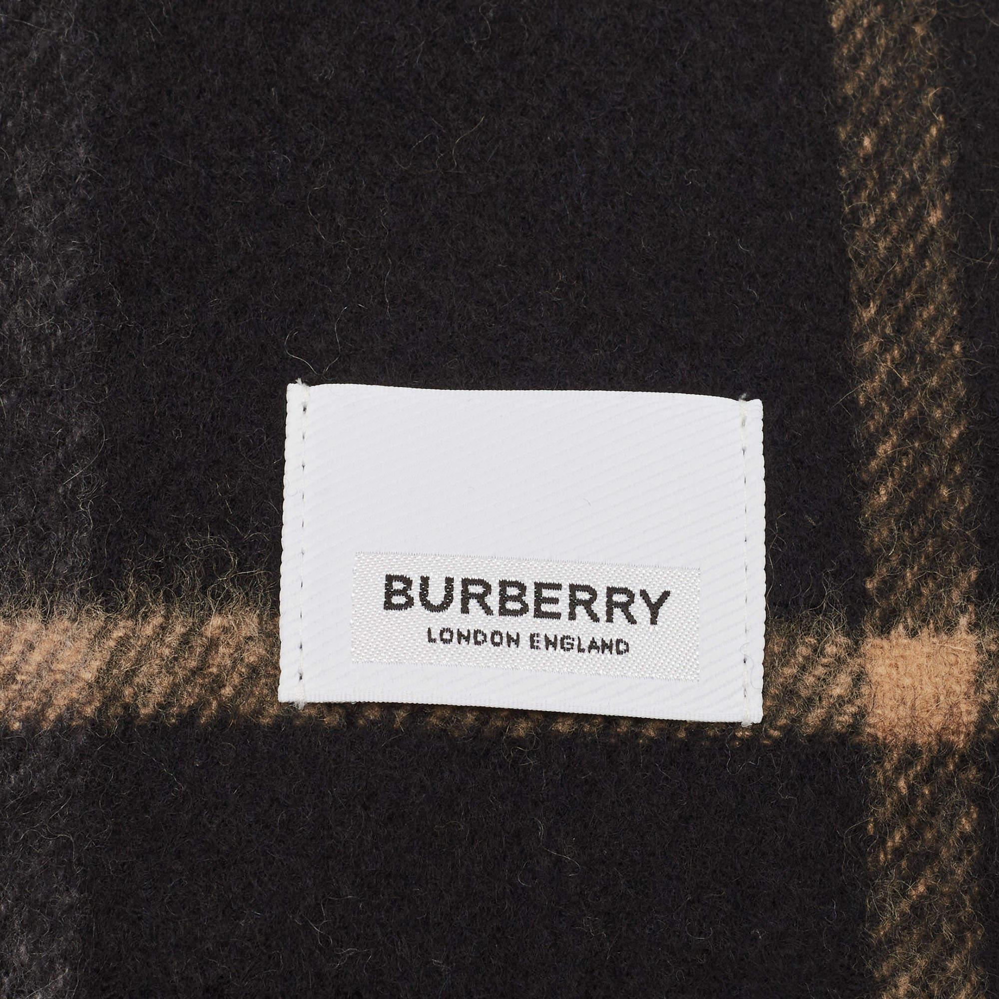 Burberry Black Saddle Stripe To Check Cashmere Fringed Scarf In New Condition In Dubai, Al Qouz 2