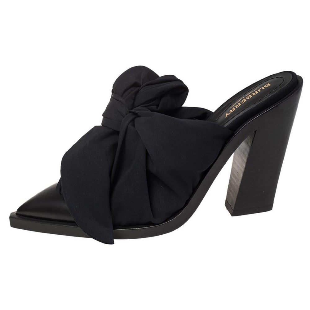 Mules Tillington en satin et cuir noir Burberry, Taille 39