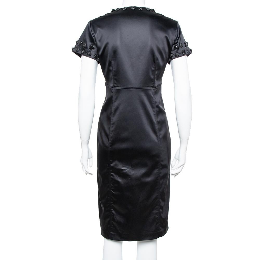 This elegant Burberry attire will make a unique style statement. It is [erfect for a host of occasions and can be dressed up or down. It has been crafted from black-hued satin and has a paneled exterior. The short sleeves and v-neckline are