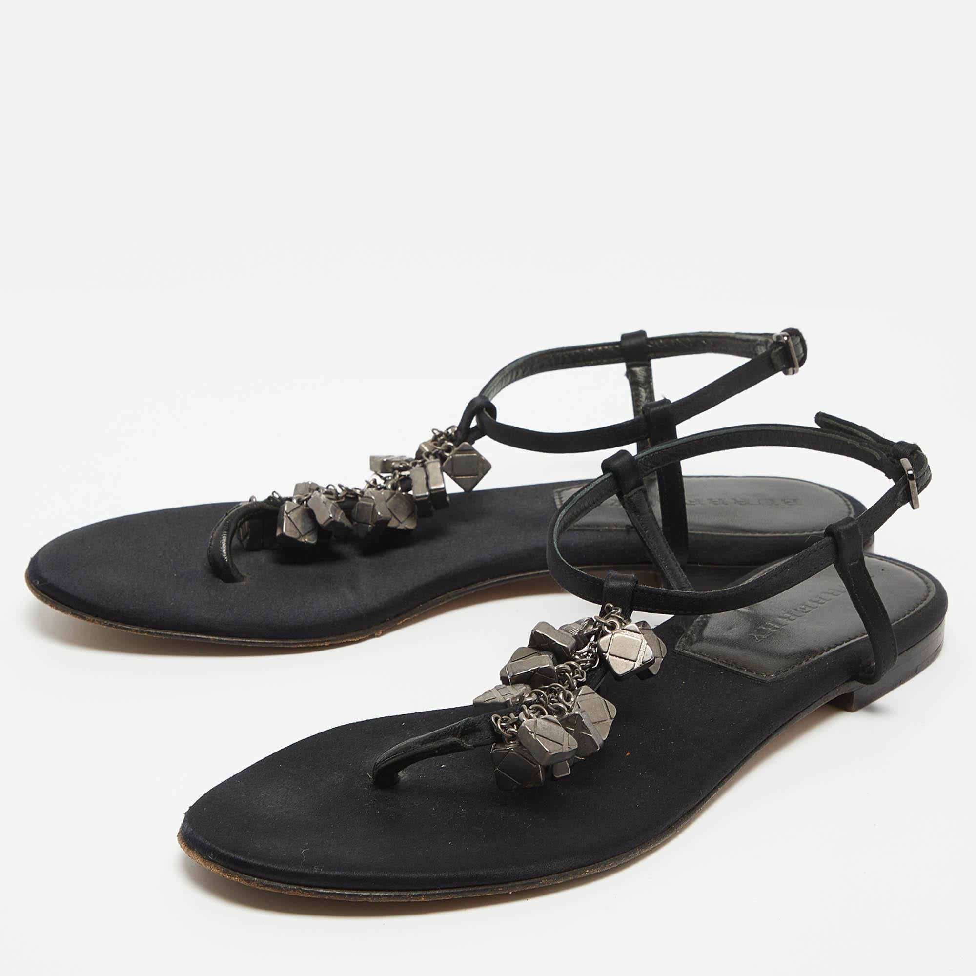 These sandals will frame your feet in an elegant manner. Crafted from quality materials they display a classy design and comfortable insoles.
