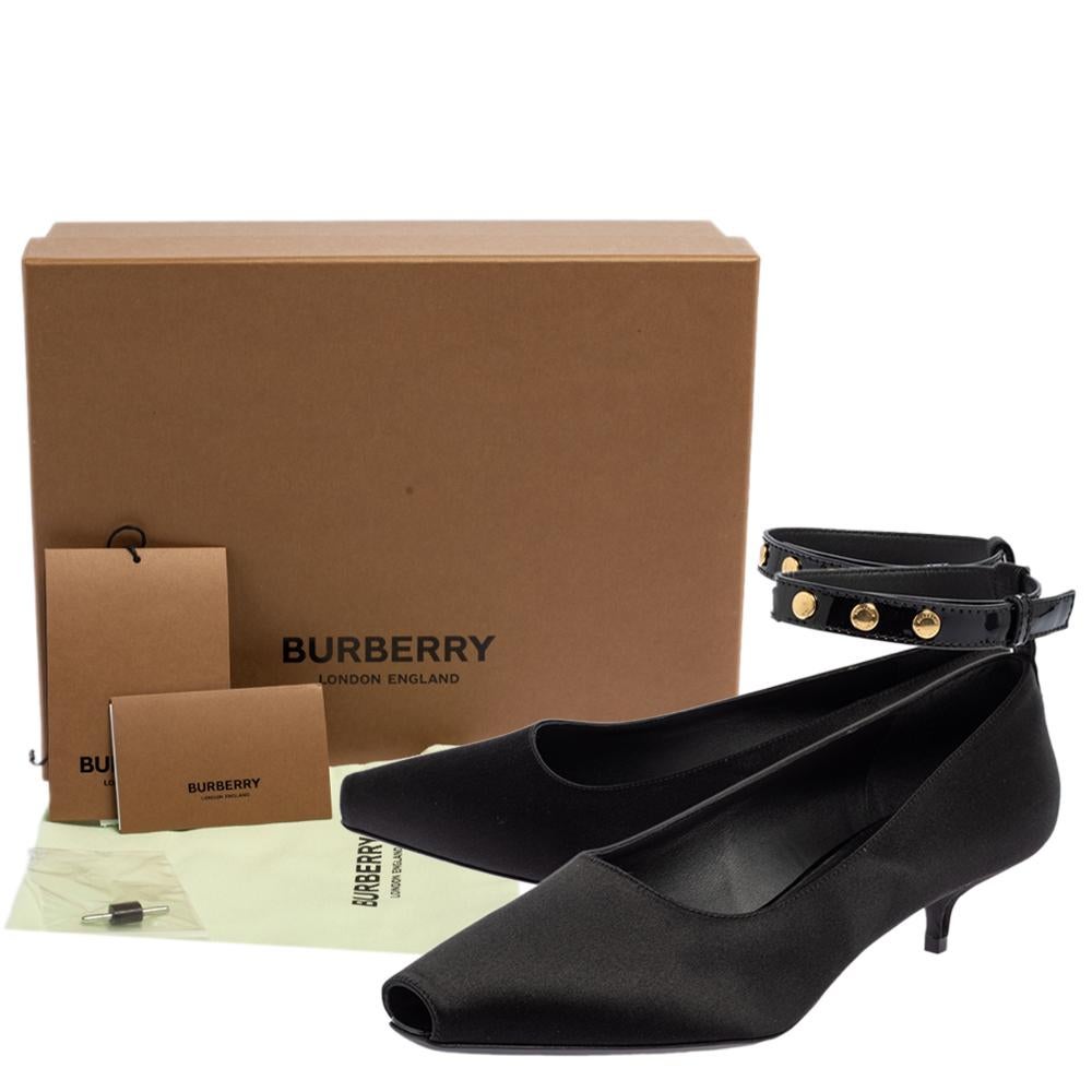 Burberry - Escarpins en satin noir à bout ouvert avec bride à la cheville, taille 37,5 en vente 3