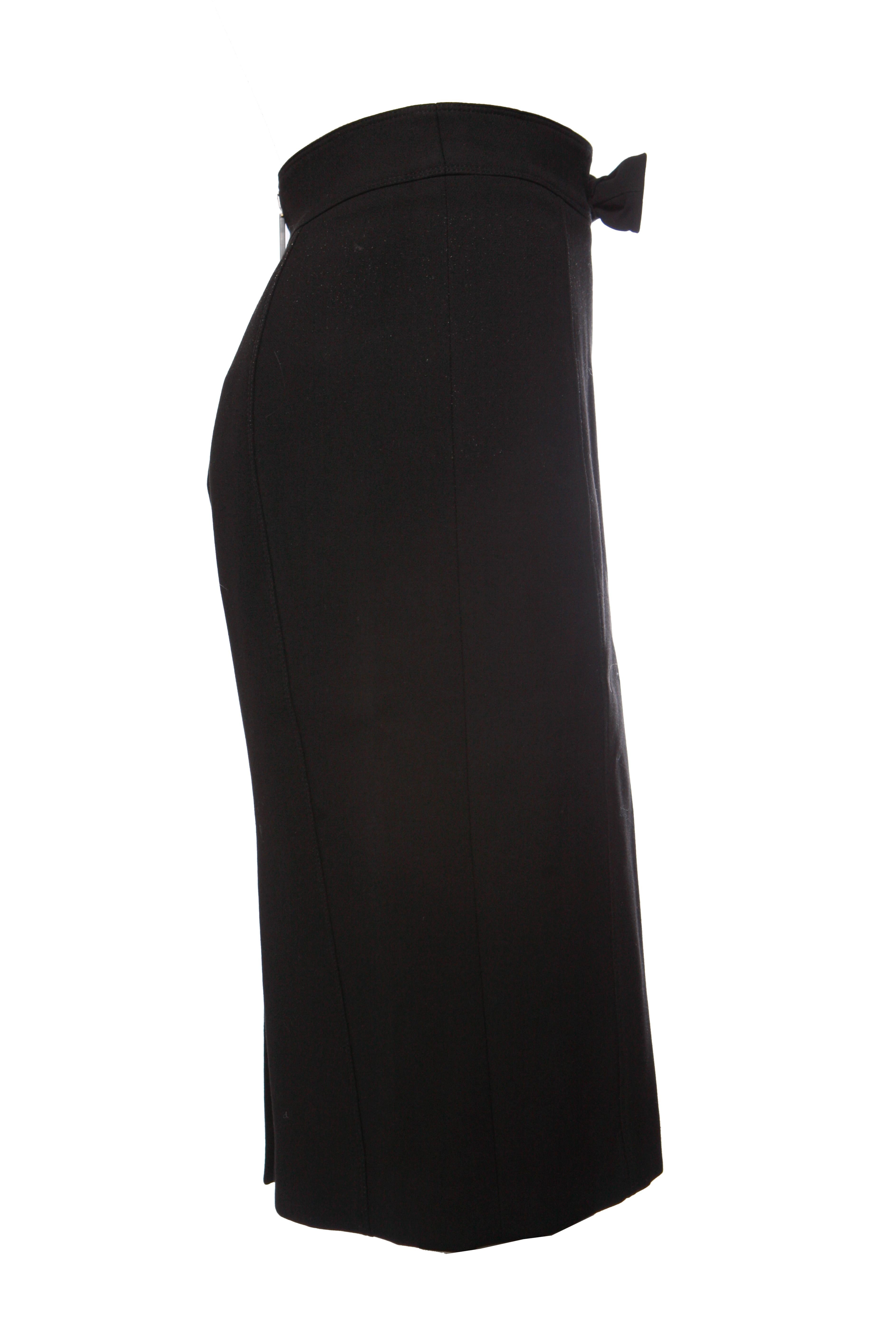 Burberry, black skirt with bow and split on the back in size IT38/XS. This product has been worn a few times and is in mint condition.

• CONDITION: mint condition

• SIZE: IT38/XS

• MEASUREMENTS: length 67 cm, hip 44 cm, waist 34.5 cm

• FABRIC: