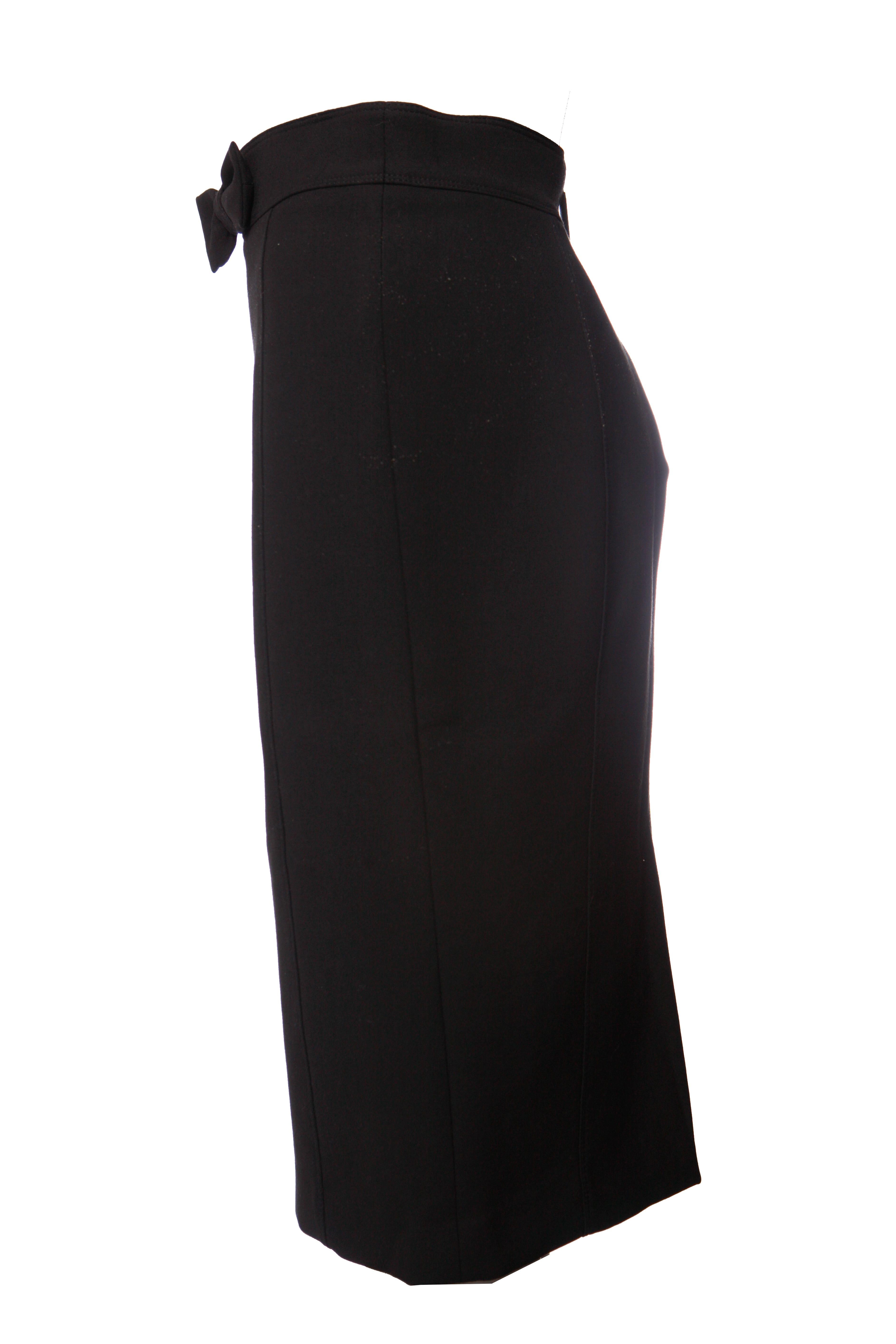Women's Burberry, black skirt with bow and split on the back For Sale