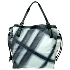 Burberry Bolso Buckleigh Negro de Nylon y Piel a Cuadros Ahumados