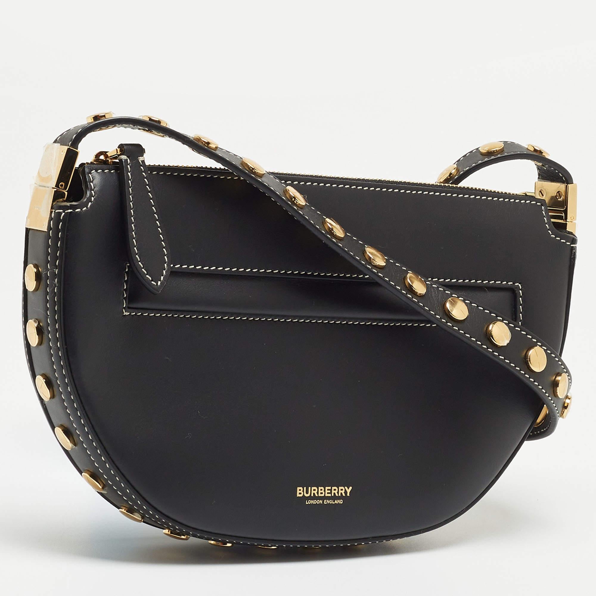 For a look that is complete with style, taste, and a touch of luxe, this shoulder bag is the perfect addition. Flaunt this beauty on your shoulder at any event and revel in the taste of luxury it leaves you with.

