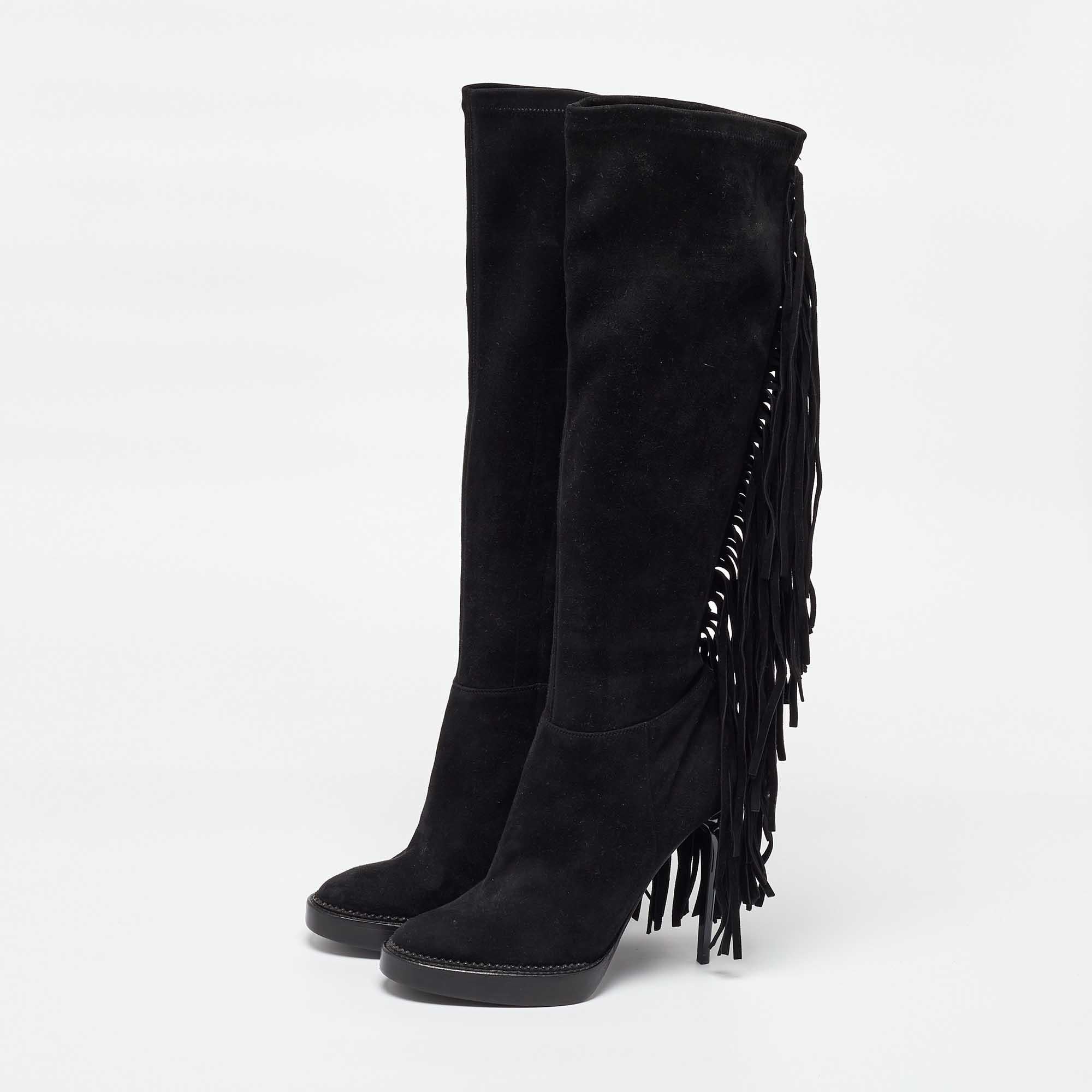 Chic et tendance, ces bottes signées Burberry dessinent une silhouette séduisante de jour comme de nuit. Confectionnées en daim noir, ces bottes au genou sont agrémentées de franges et de talons de 13 cm.