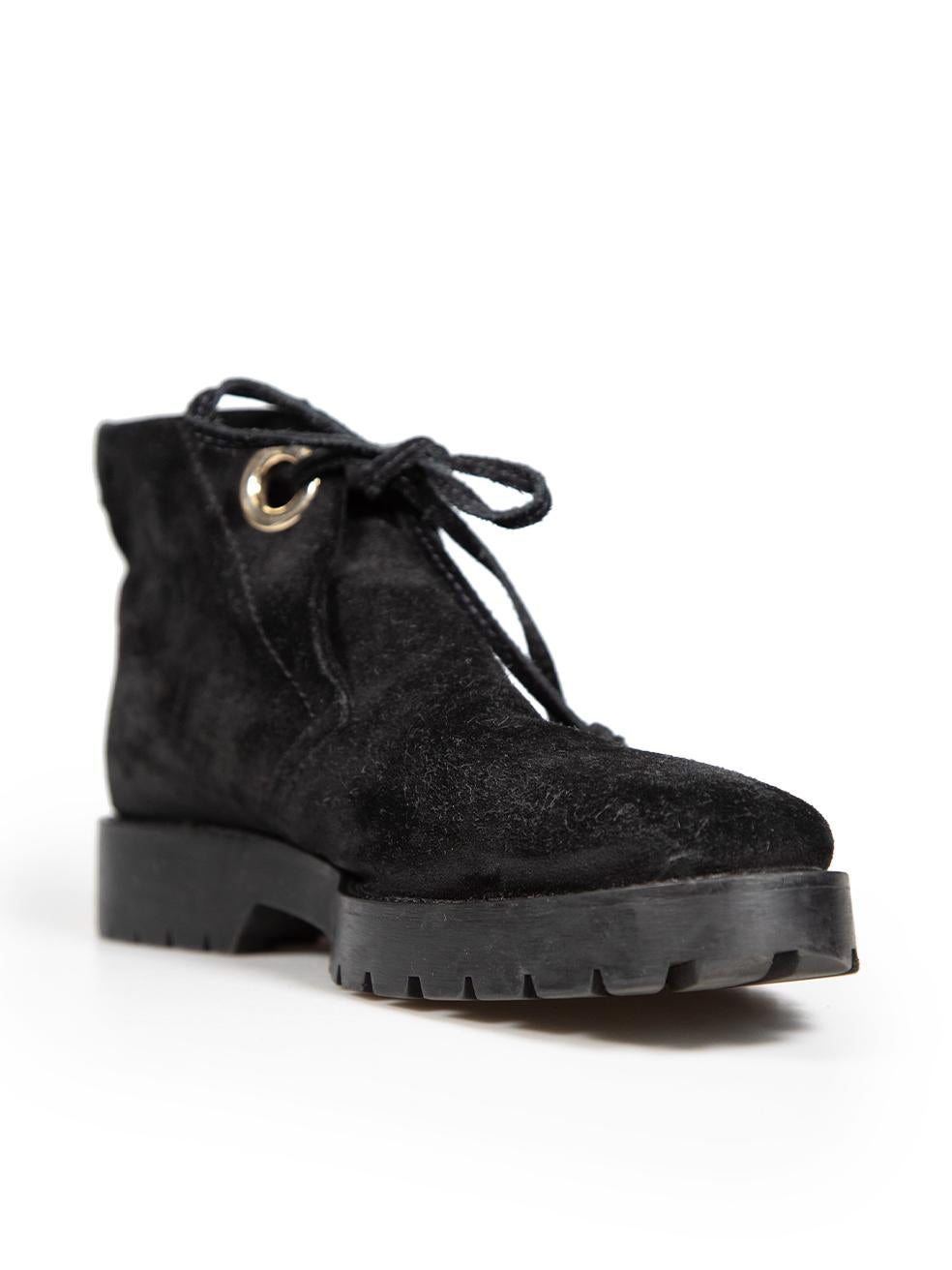 L'ÉTAT est très bon. L'usure minimale des bottes est évidente. Usure minimale sur l'ensemble de la chaussure avec de légères bouloches et une décoloration sur la languette des deux chaussures et le long du bord supérieur arrière de la chaussure