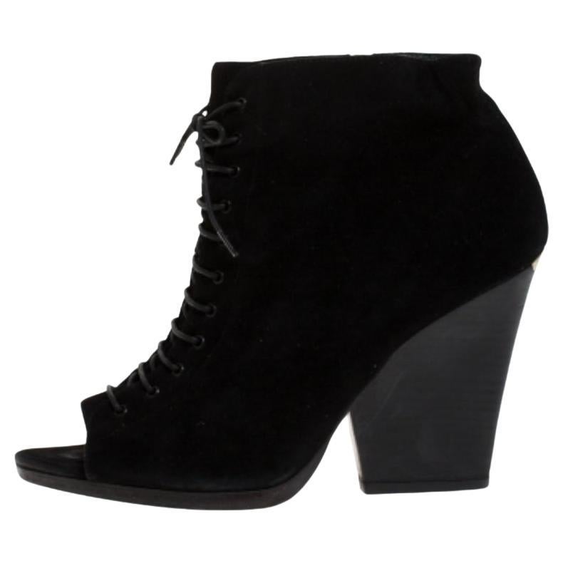 Burberry Black Suede Peep Toe Lace Up Booties Size 39 im Angebot