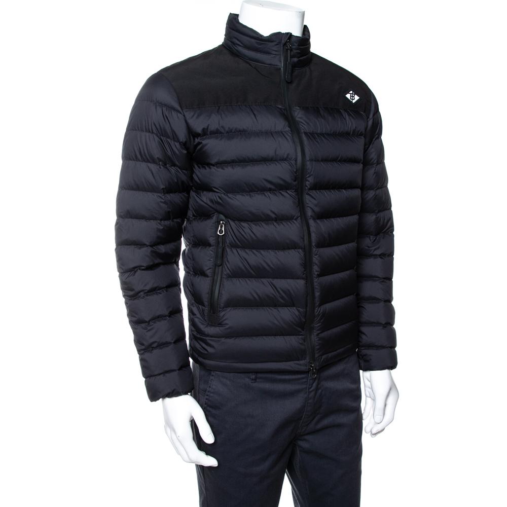 Burberry Schwarz Synthetik Birkenshaw Logo Patch Detail gesteppte Daunenjacke XS im Zustand „Neu“ in Dubai, Al Qouz 2