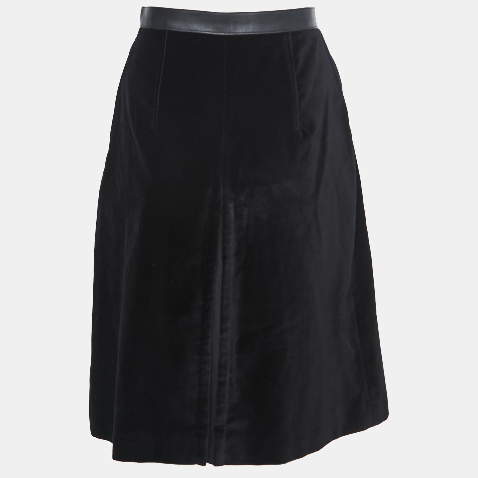This elegant skirt is worth adding to your closet! Crafted from fine materials, it is exquisitely designed into a flattering shape.

Includes: Price Tag
