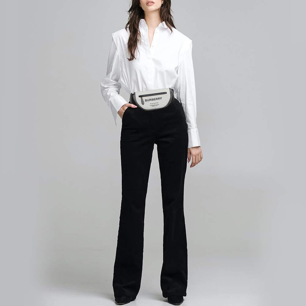 Consigue estilo y lleva tus cosas esenciales con facilidad con este bolso Burberry Olympia. Se ha fabricado con materiales de alta calidad para ser un accesorio destacado.