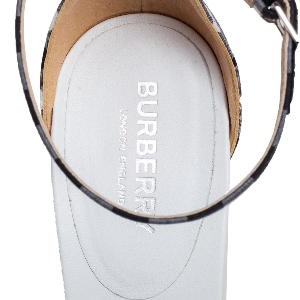 Burberry Sandalias de tacón con tira al tobillo de tela a cuadros blancos/negros talla 39 2