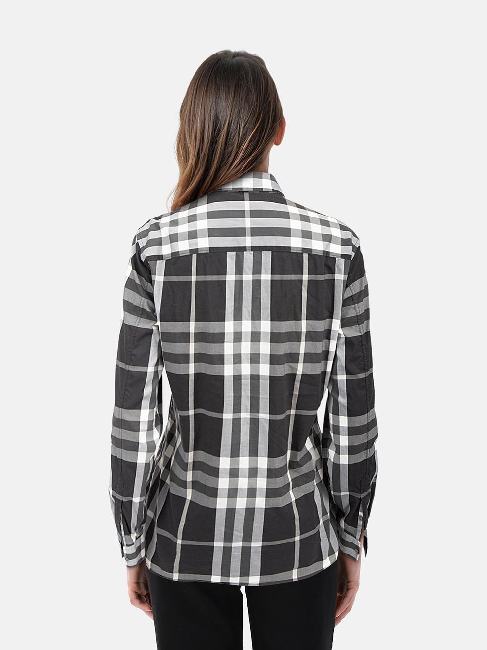 El ESTADO es Muy bueno. Apenas se aprecia desgaste visible en la camisa de este artículo usado de reventa del diseñador Burberry.
 

 

 

 Detalles
 

 

 Multicolor - negro, gris, blanco
 

 Algodón
 

 Camisa
 

 Comprobación Nova
 

 Mangas