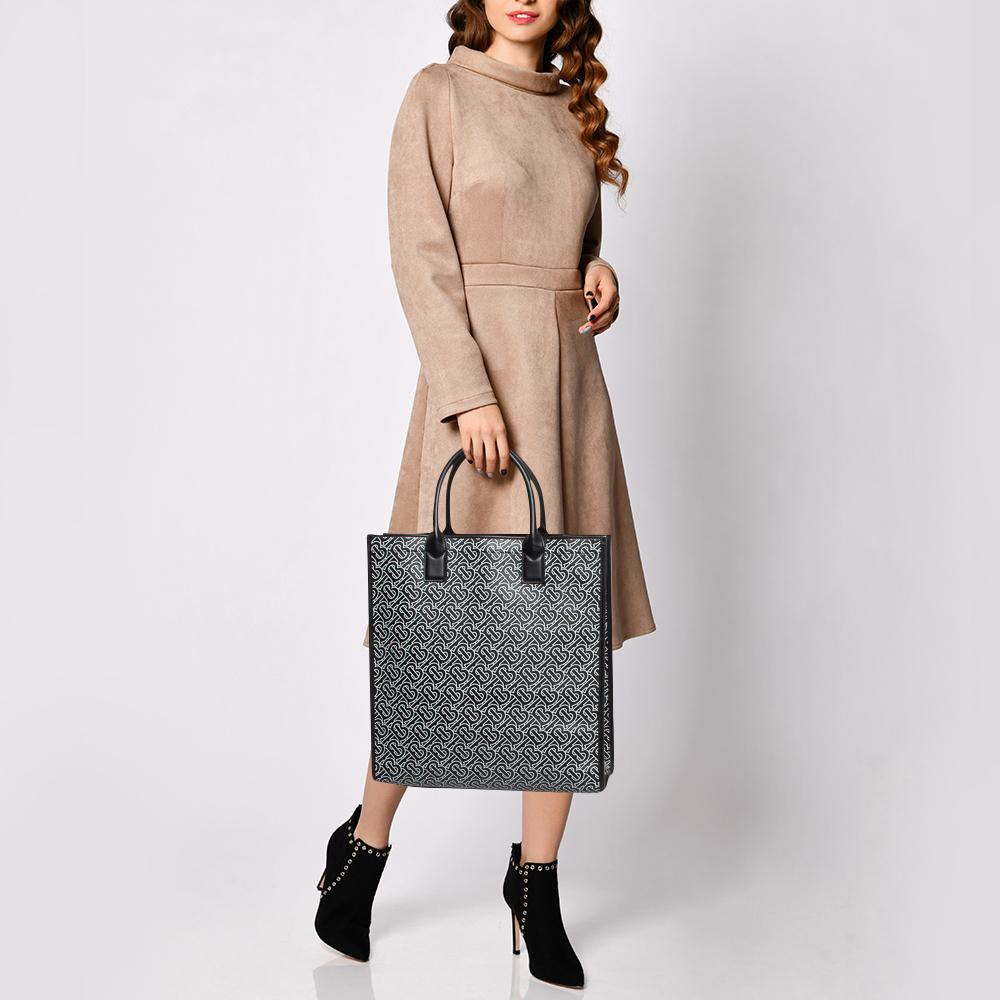 La forma architettonica di questa tote Burberry Danny la rende distinta e alla moda. Realizzato con materiali di prima qualità, può essere portato comodamente in giro ed è dotato di un interno dalle dimensioni perfette.