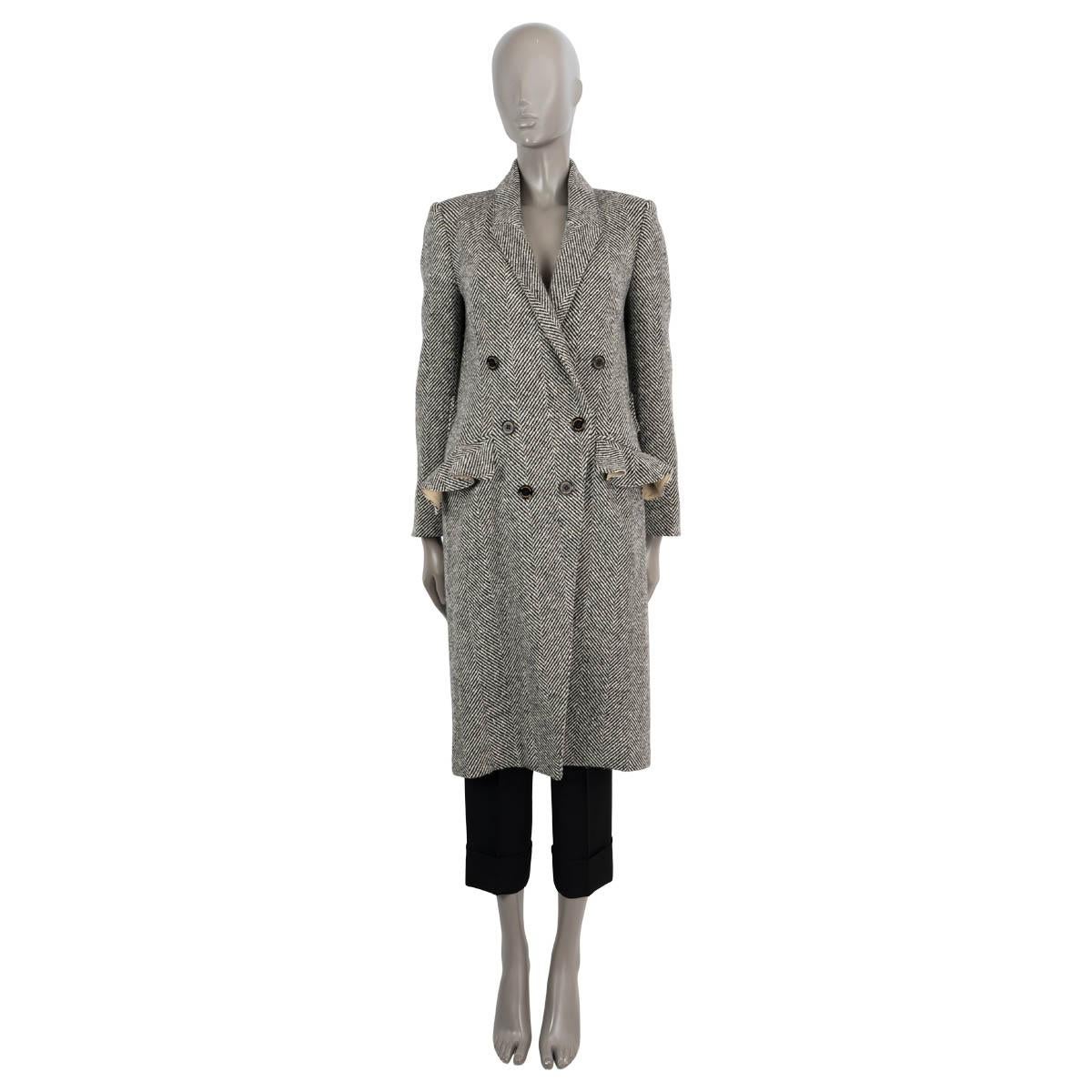 100% authentic Burberry Donegal double-breasted coat in black and white herringbone tweed wool (100%). Features a tailored cut, two ruffled flap pockets, buttoned cuffs and a waist belt in the back. Opens with logo buttons on the front and is lined