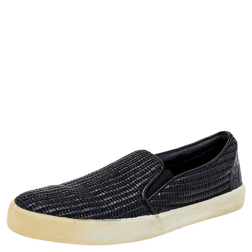These slip-on sneakers from Burberry are sure to be an amazing addition to your collection! These black sneakers have a stylish exterior in woven raffia. They are equipped with comfortable insoles and finished with rubber soles. 