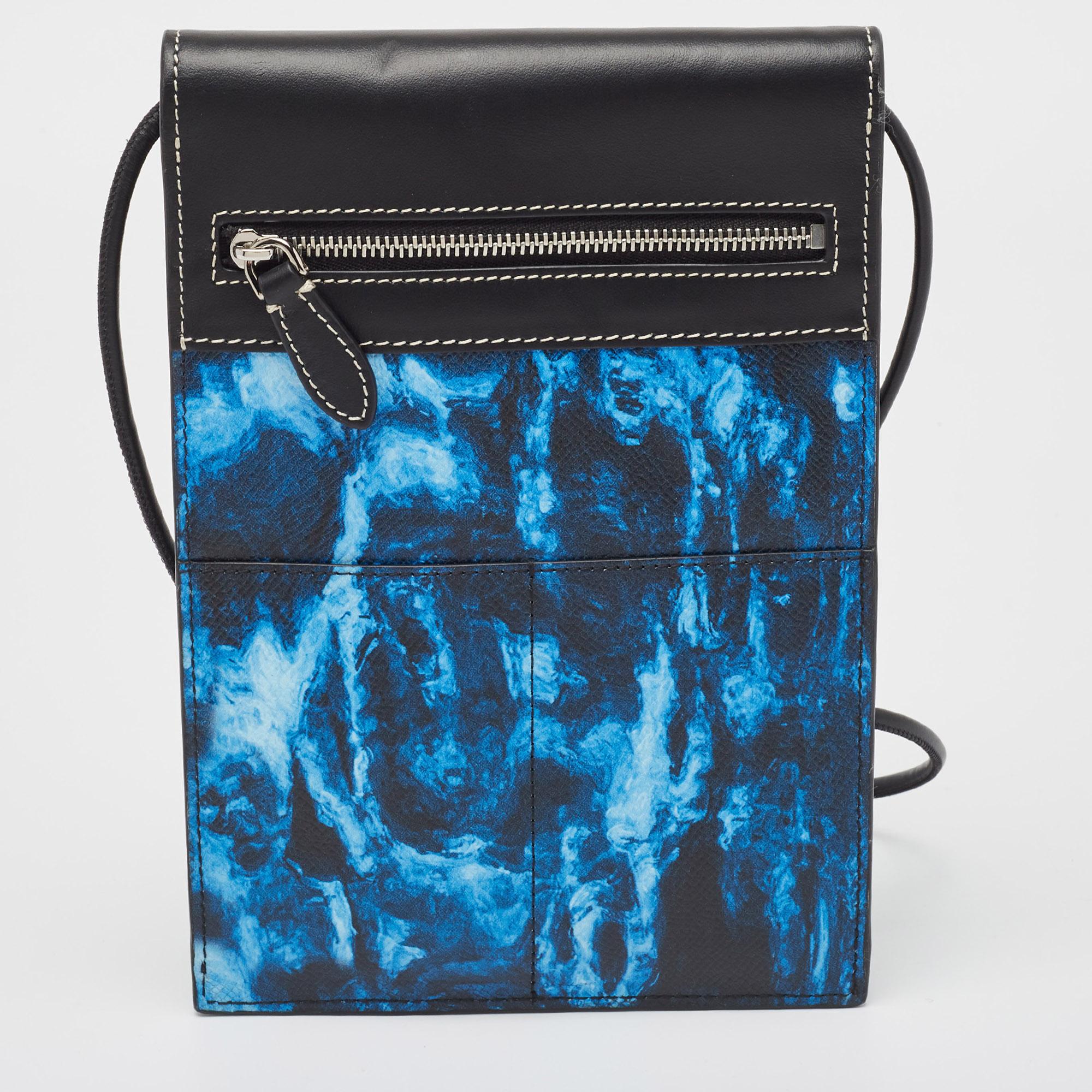 Bolso Crossbody de piel con bolsillo y estampado de camuflaje acuático azul/negro de Burberry en Bueno estado para la venta en Dubai, Al Qouz 2