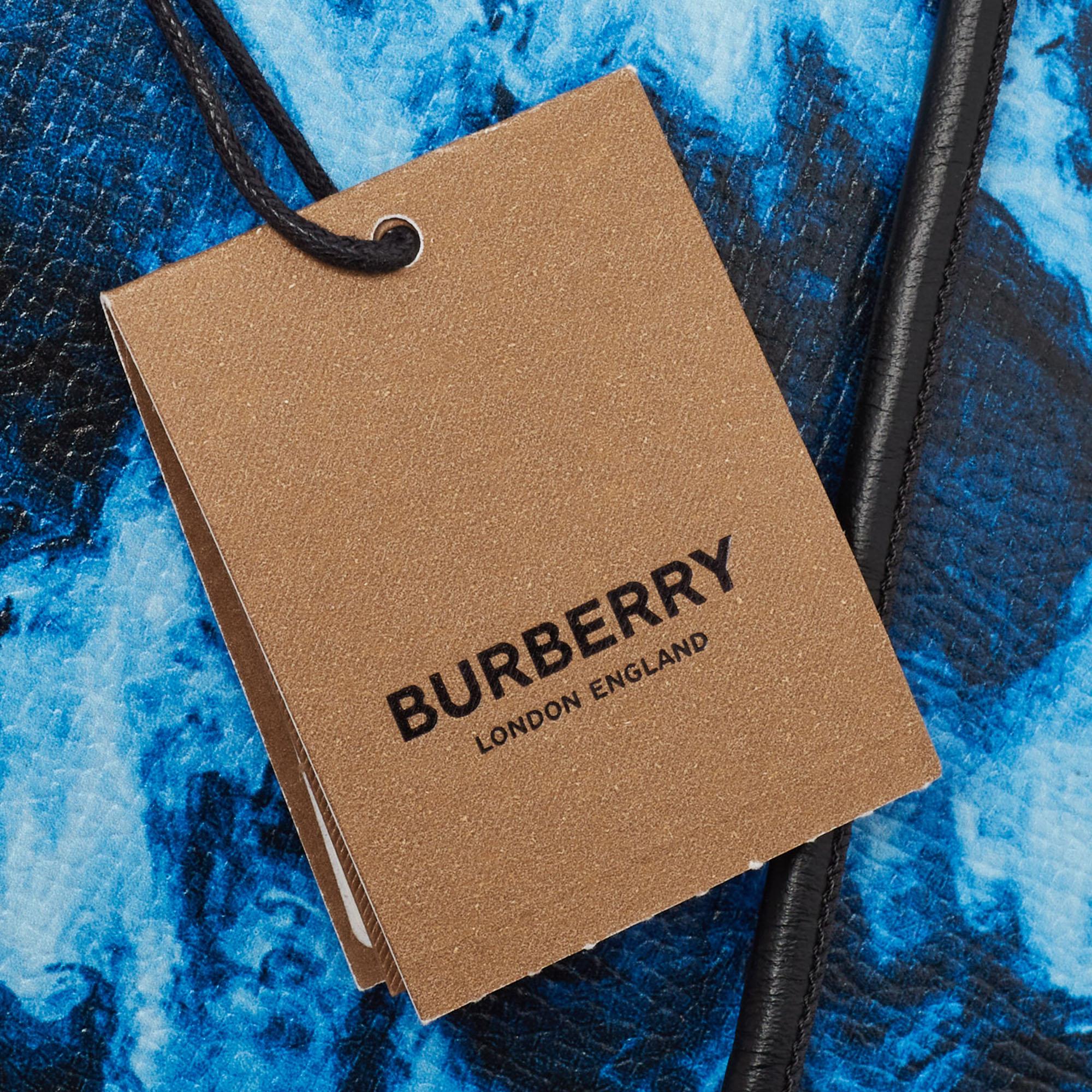 De las mujeres Bolso Crossbody de piel con bolsillo y estampado de camuflaje acuático azul/negro de Burberry en venta