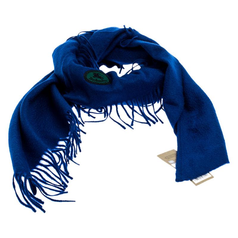 Beautifully cut from cashmere, this Burberry scarf features a gorgeous blue shade all over. It is finished with fringed trims on the edges and the brand label embroidery. Make this triangle-shaped scarf yours today, and flaunt it like a