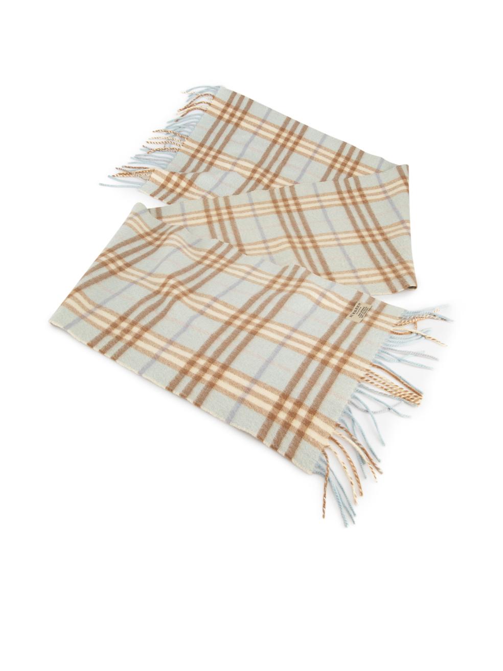 CONDITION is Very good. Minimal wear to scarf is evident. Minimal discoloured mark to edge of scarf on this used Burberry designer resale item.
 
Details
Blue
Cashmere
Scarf
Nova check pattern
Fringed hem
 
Made in England

Composition
100%