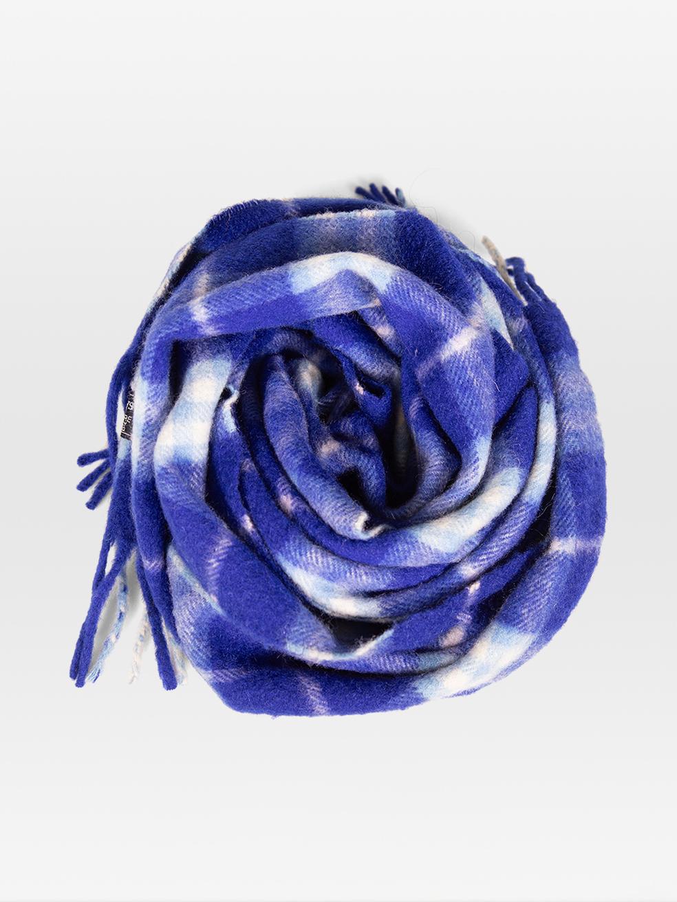 CONDITION is Very Good. Hardly any visible wear to the scarf is evident on this used Burberry designer resale item.
 
 Details
 
 
 Blue
 
 Cashmere
 
 Scarf
 
 Chequered
 
 Frayed edges
 
 
 

 
 Made in England
 

 
 Composition
 
 100% Cashmere
