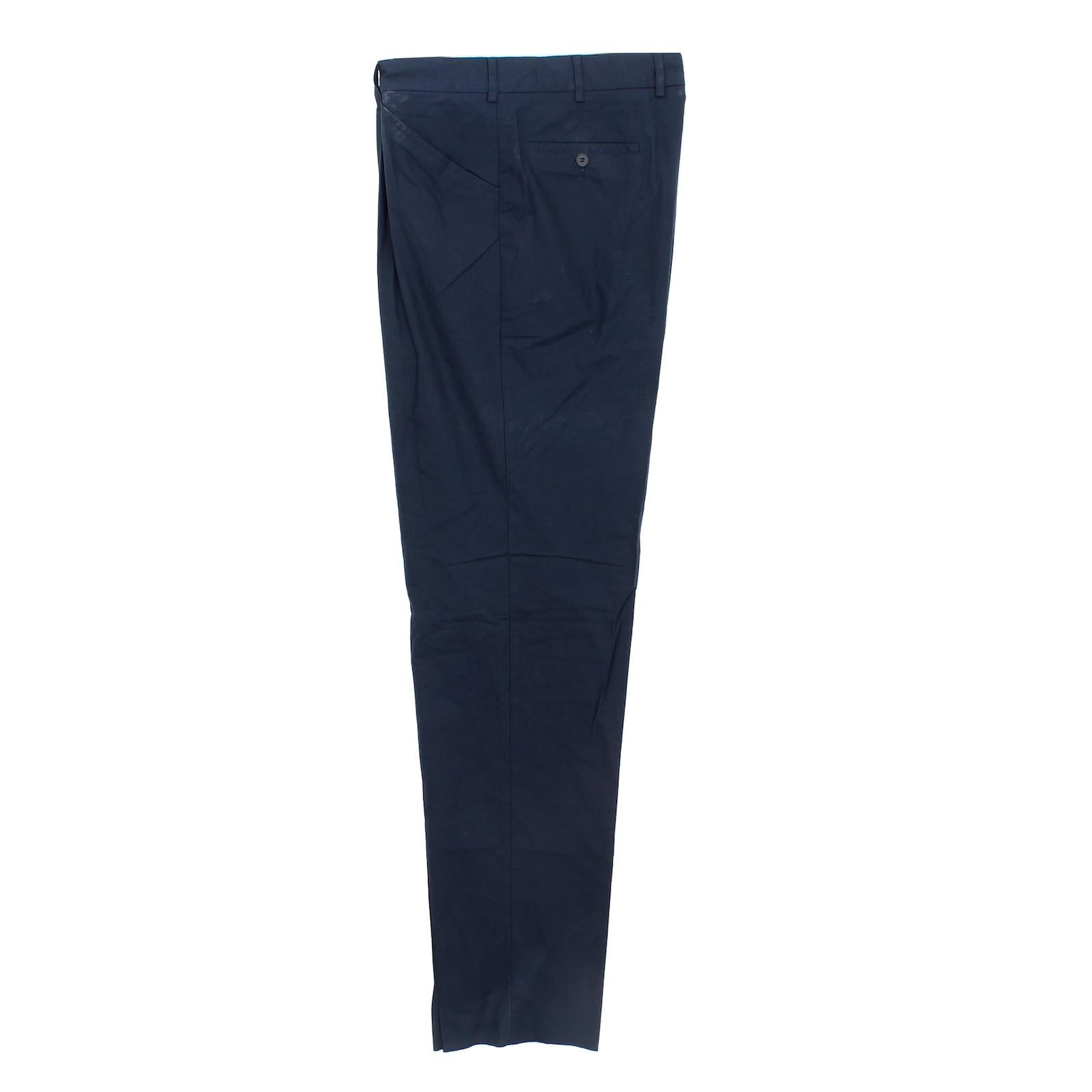 Burberry vintage 90s trousers. Classic model, blue color, 100% cotton fabric. Made in italy. New from warehouse stock.

Size: 58 It 48 Us 48 Uk

Waist: 50 cm
Length: 127 cm
Hem: 24 cm
Inseam length: 97 cm
