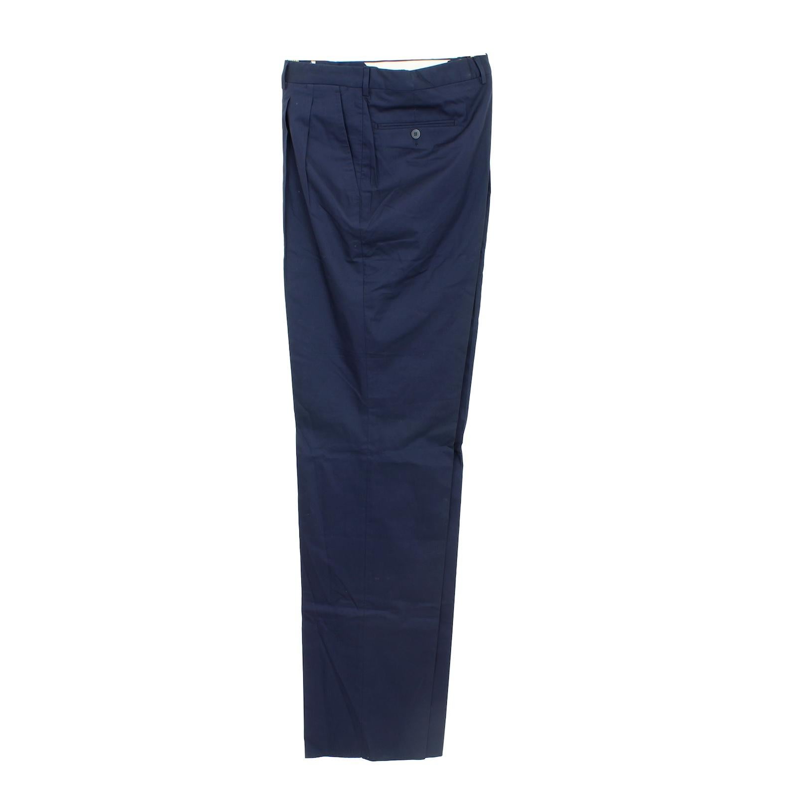 Burberry vintage 90s trousers. Classic model, blue color, 100% cotton fabric. Made in italy. New from warehouse stock.

Size: 58 It 48 Us 48 Uk

Waist: 50 cm
Length: 127 cm
Hem: 24 cm
Inseam length: 97 cm
