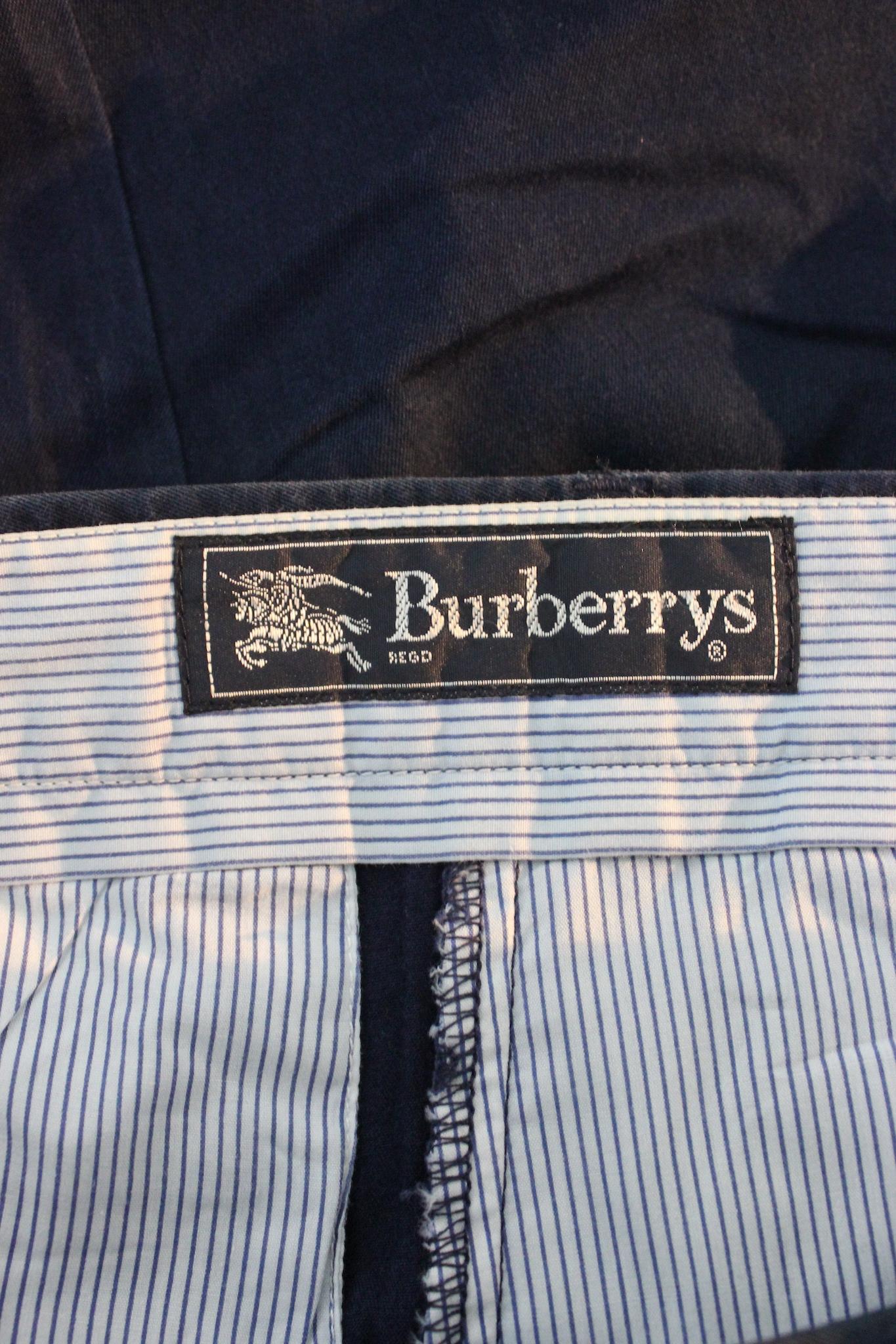 Burberry classic vintage 90s blue pants. Blue color, button and zip closure, 100% cotton fabric. Made in Italy.

Size: 58 It 48 Us 48 Uk

Waist: 50 cm
Length: 125 cm
Hem: 22 cm
Pant crotch: 98 cm