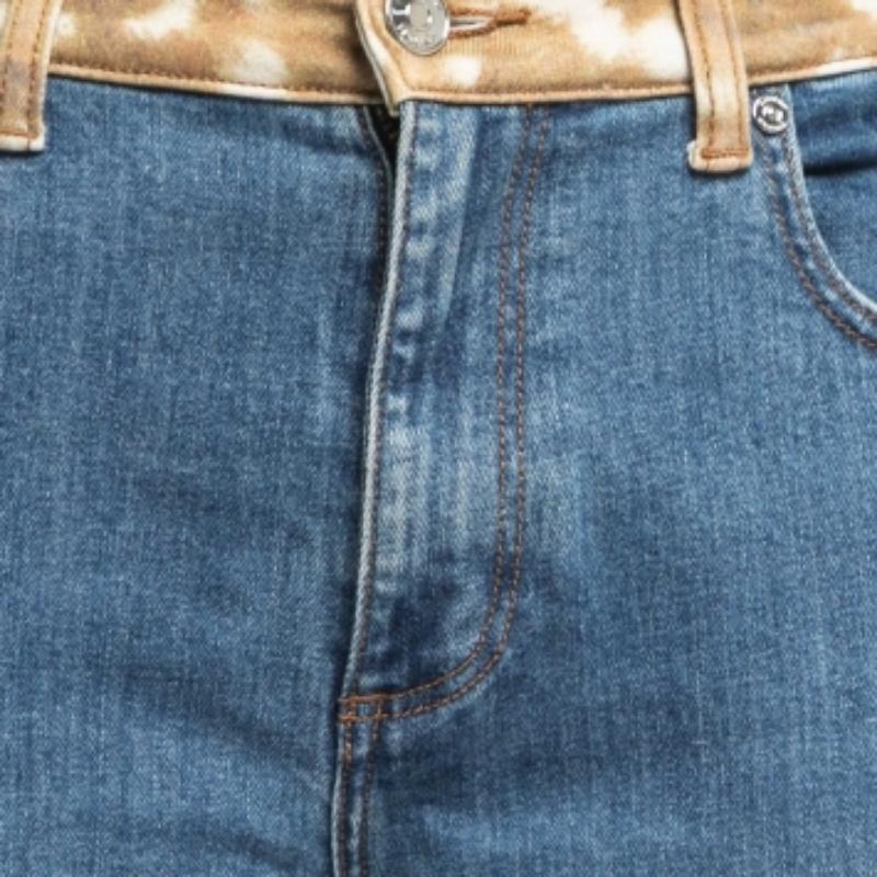 Il tuo guardaroba non sarà mai completo senza un paio di jeans come questo. Realizzato con i migliori materiali, questo paio presenta dettagli classici, una chiusura facile e tasche. Abbinalo alle tue t-shirt casual.