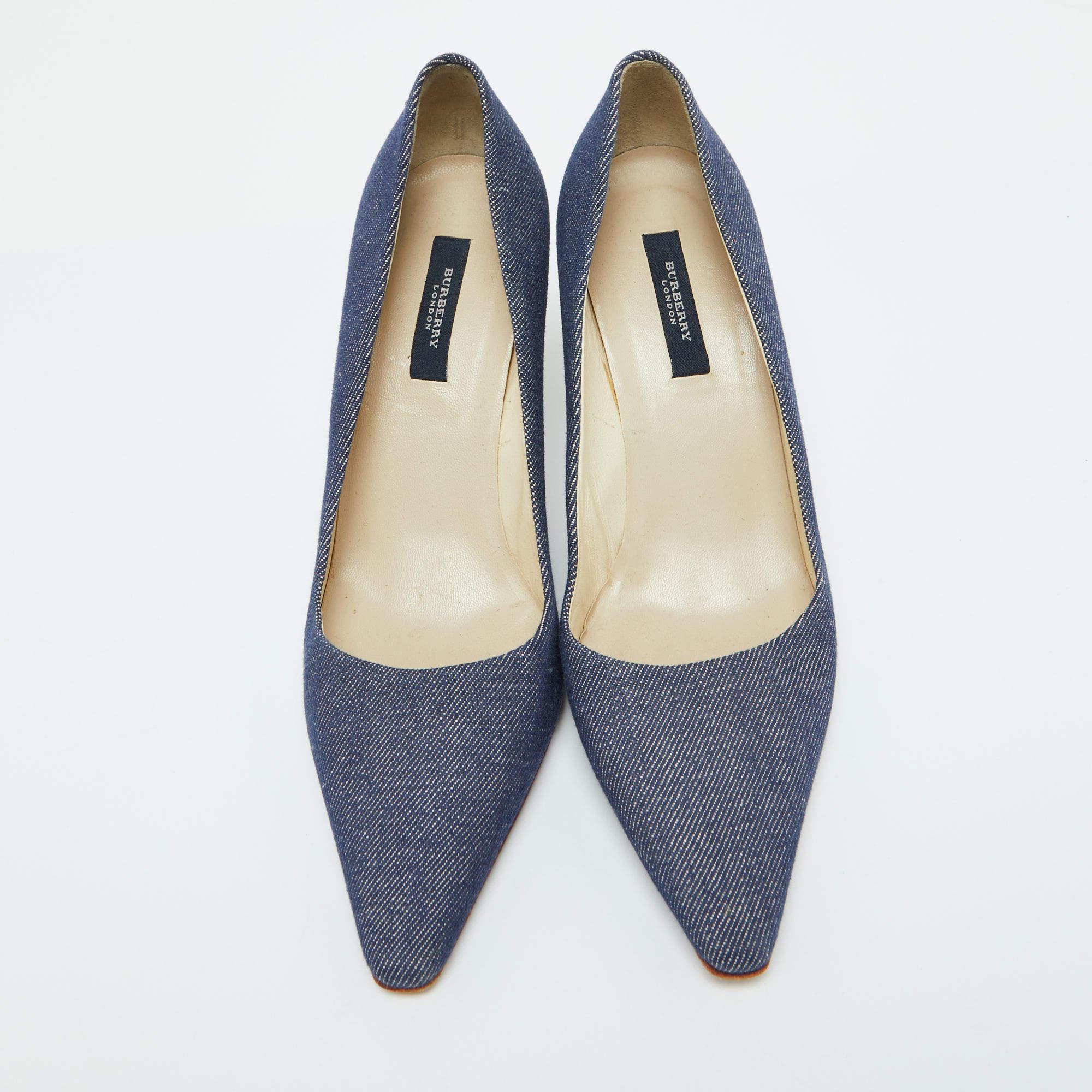 Gray Burberry Blue Denim Fabric Pointed Toe Pumps Size 38 For Sale