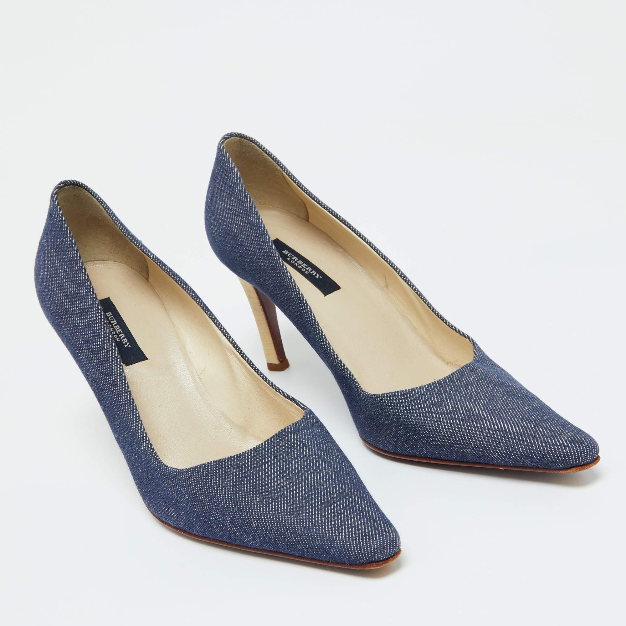 Burberry Blue Denim Fabric Pointed Toe Pumps Size 38 In Good Condition For Sale In Dubai, Al Qouz 2