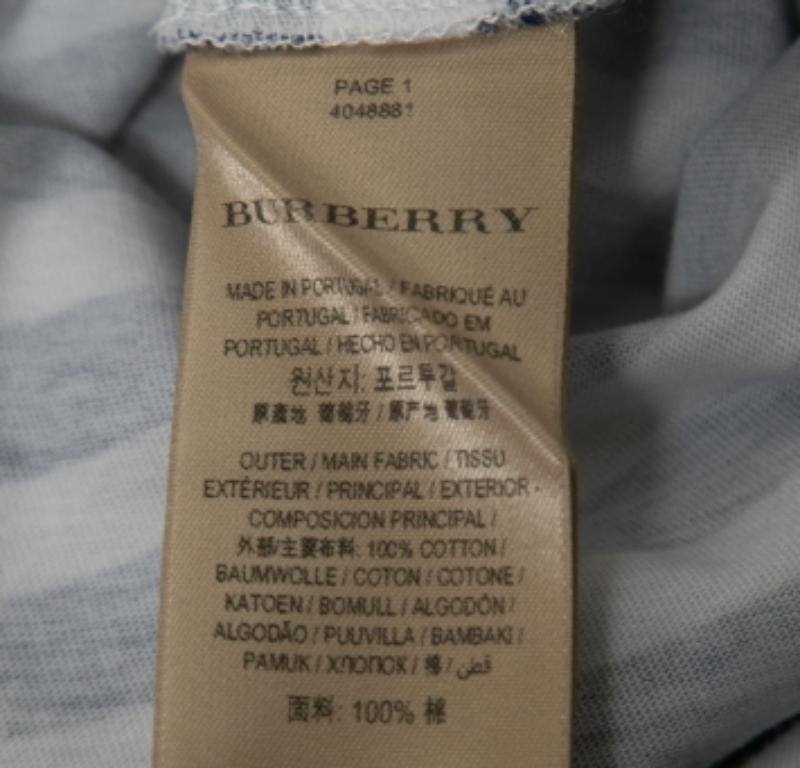 Burberry - Maglietta in cotone con scollo a barca con stampa a righe blu XS In condizioni buone in vendita a Dubai, Al Qouz 2