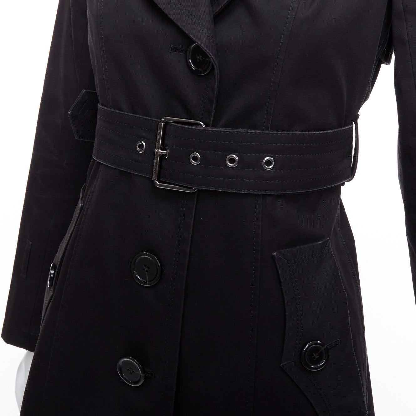 BURBERRY Blue Label trench-coat court à ceinture à œillets argentés en laine noire IT38 XS
Référence : JACG/A00179
Marque : Burberry
Collectional : Blue Label
MATERIAL : Laine
Couleur : Noir
Motif : Solide
Fermeture : bouton
Doublure : Tissu