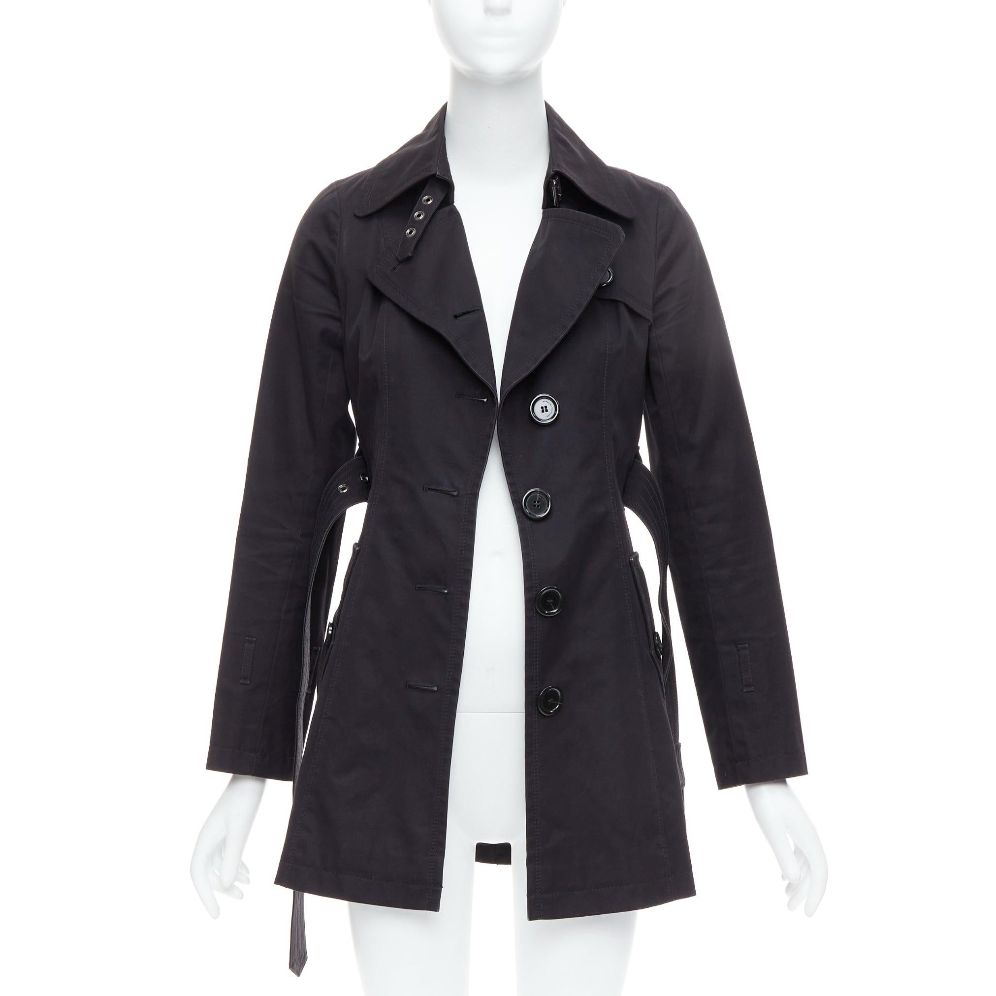 Noir BURBERRY Blue Label trench-coat court à ceinture à œillets argentés en laine noire IT38 XS en vente