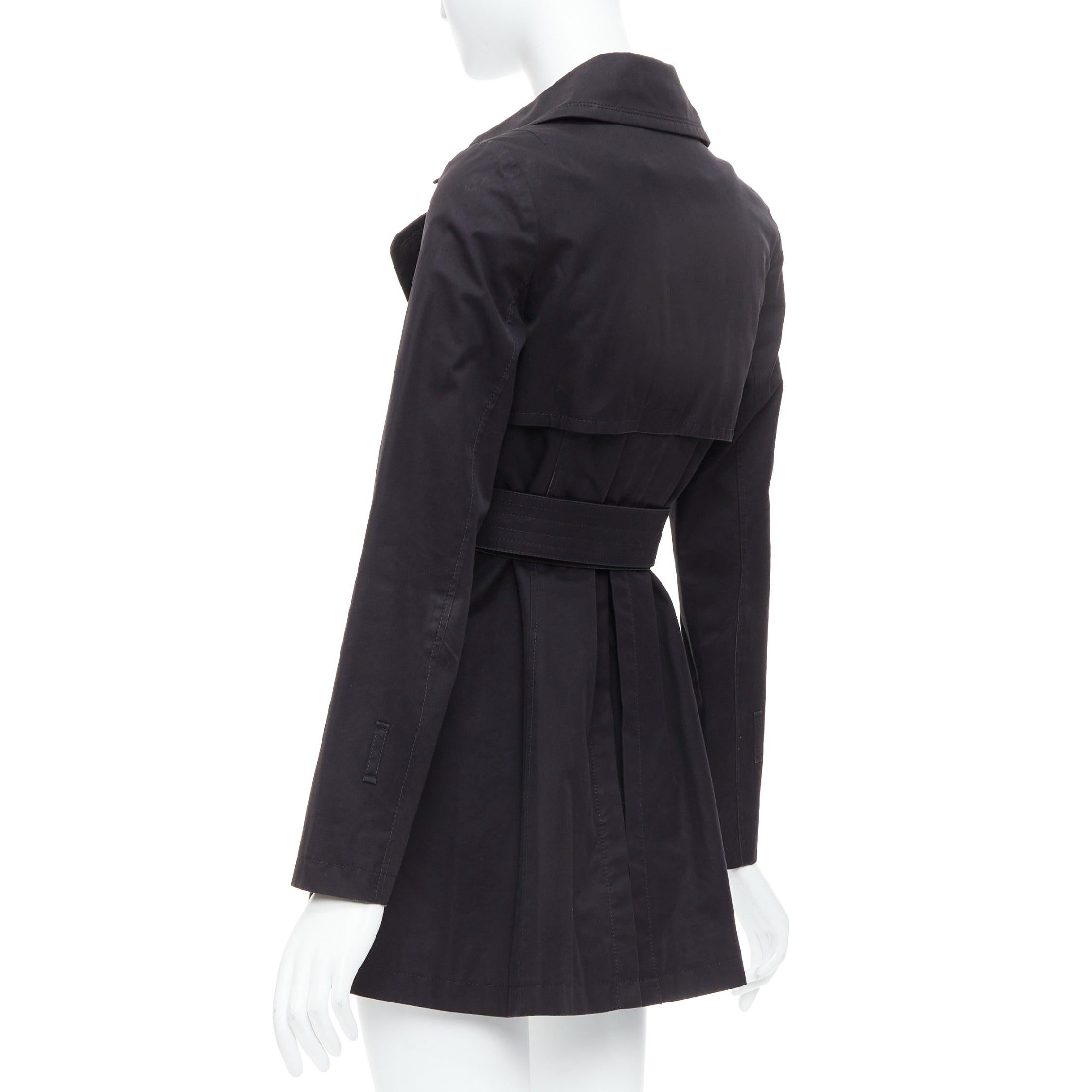 BURBERRY Blue Label trench-coat court à ceinture à œillets argentés en laine noire IT38 XS en vente 2