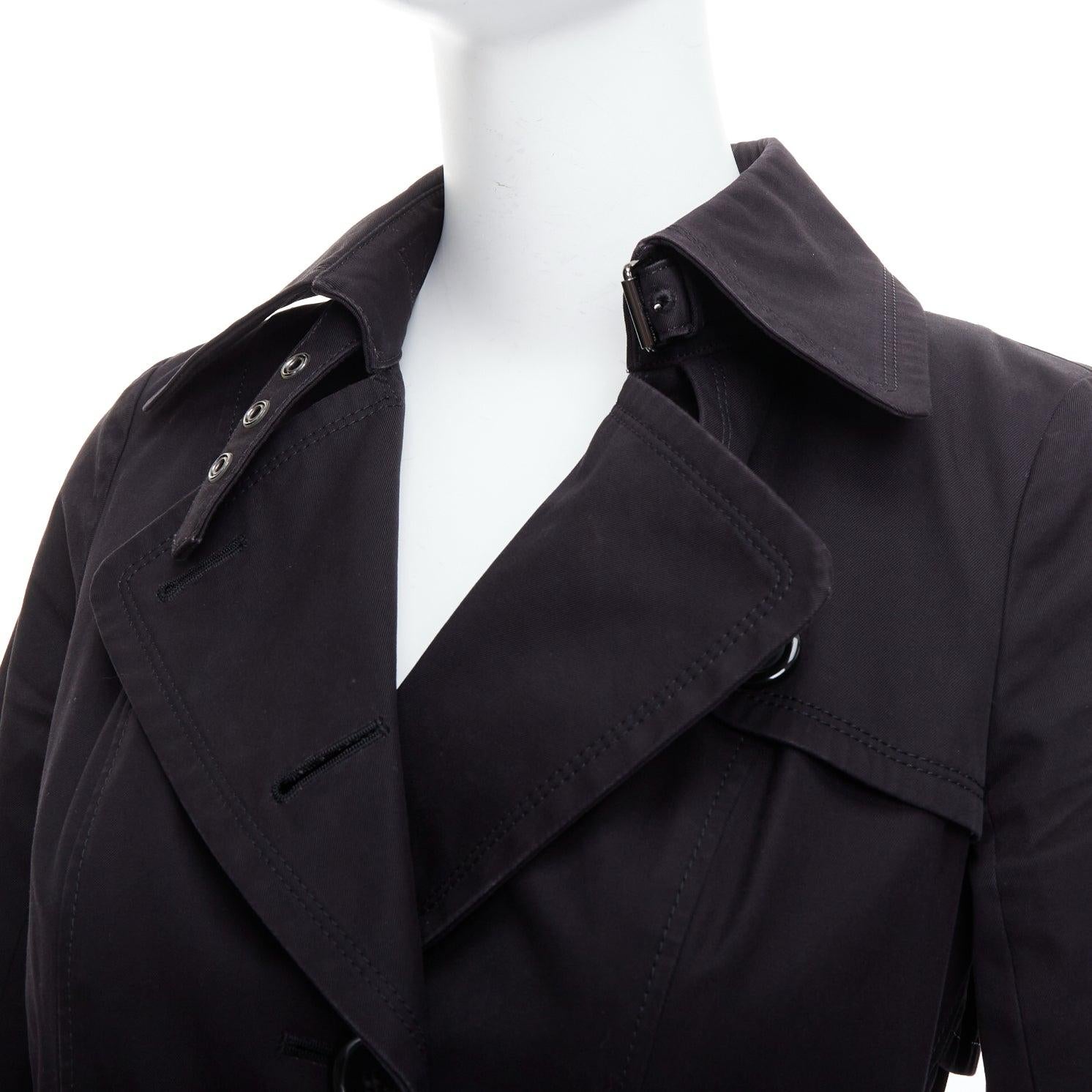 BURBERRY Blue Label trench-coat court à ceinture à œillets argentés en laine noire IT38 XS en vente 3